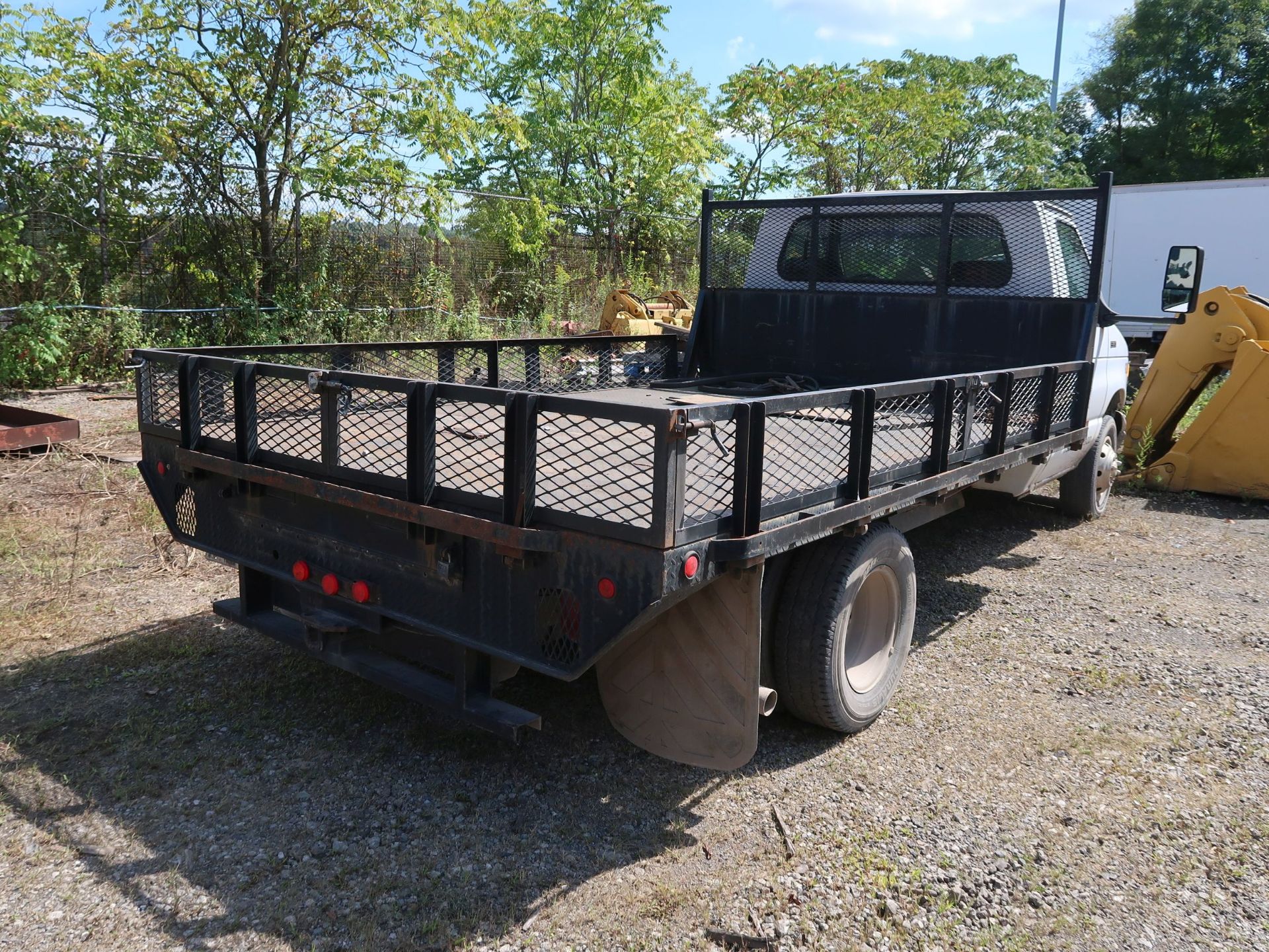 1998 FORD E350 STAKE BODY TRUCK; VIN 1FDWE30S4WHB24633, 15' STEEL BED, 135,835 MILES (UNIT 02-628) - Image 5 of 10