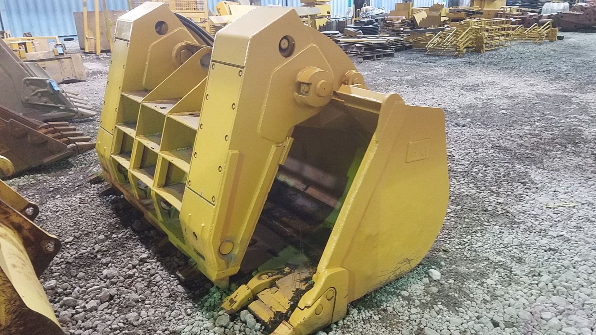 113" WIDE 950 LOADER BUCKET WITH CLAM SHELL ATTACHMENT MODEL 17210