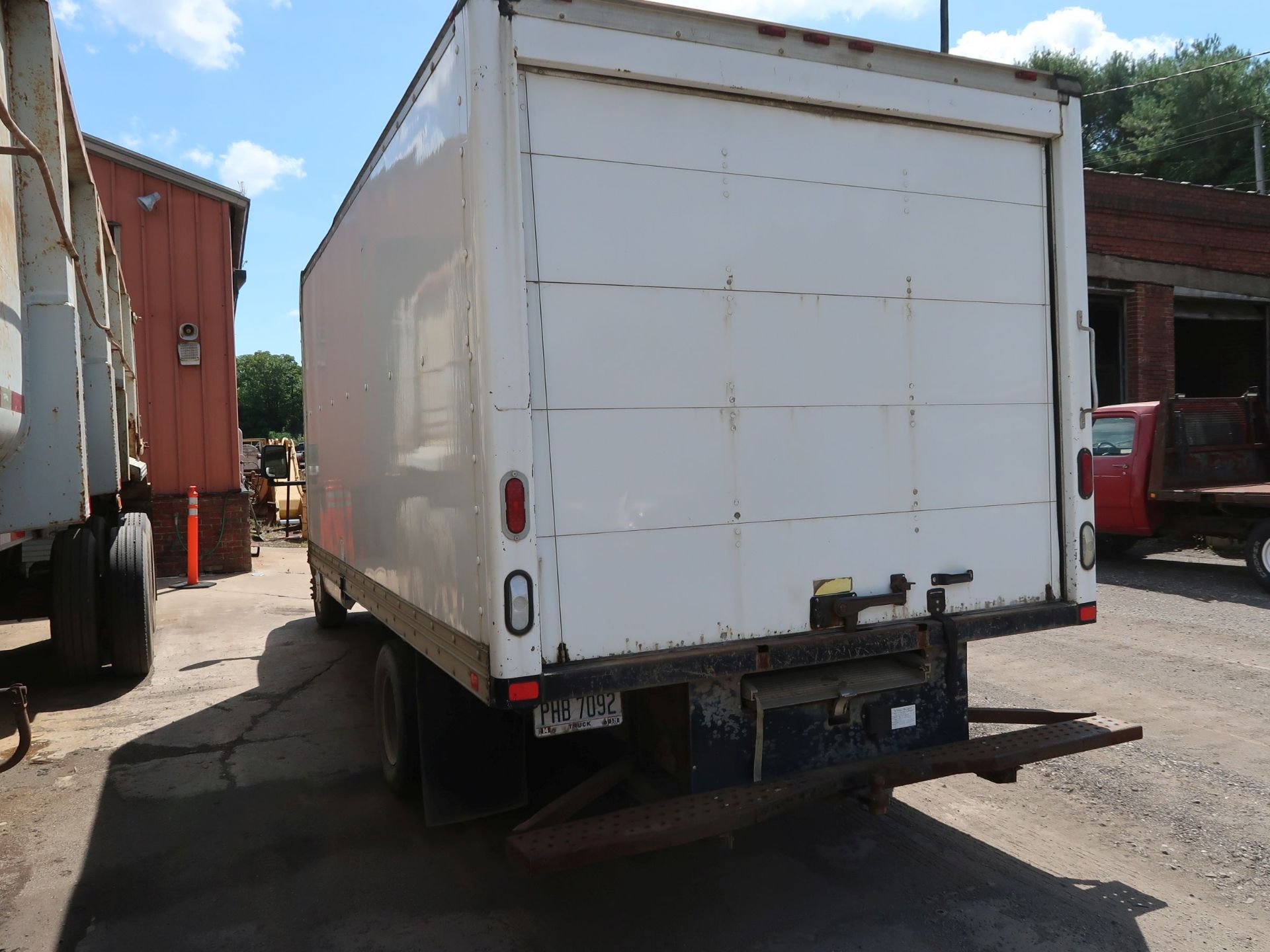 2004 GMC 16' BOX TRUCK; VIN 1GDJG31U341911079, 114,261 MILES (UNIT 02-629) - Image 6 of 9