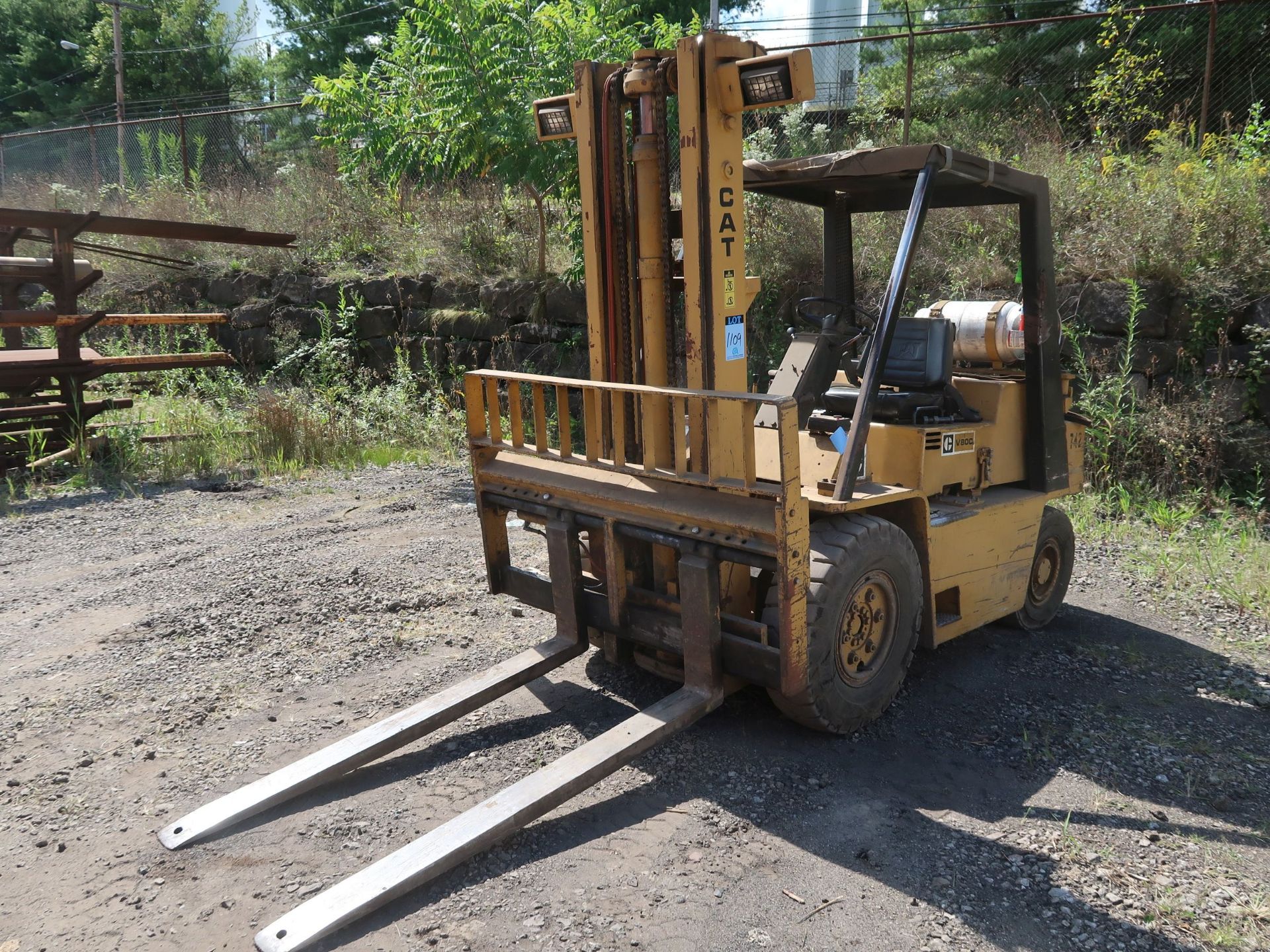 8,000 LB. CATERPILLAR MODEL V80C LP GAS PNEUMATIC TIRE LIFT TRUCK; S/N 318651 2-STAGE MAST, 60"