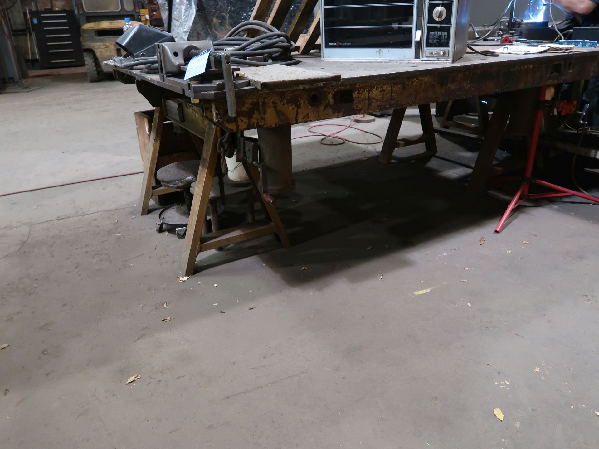 (LOT) BALANCE CORNER WELDING AREA - SUITCAS WELDER, BORE WELDER, STEEL TABLE, LINCOLN R3R-500