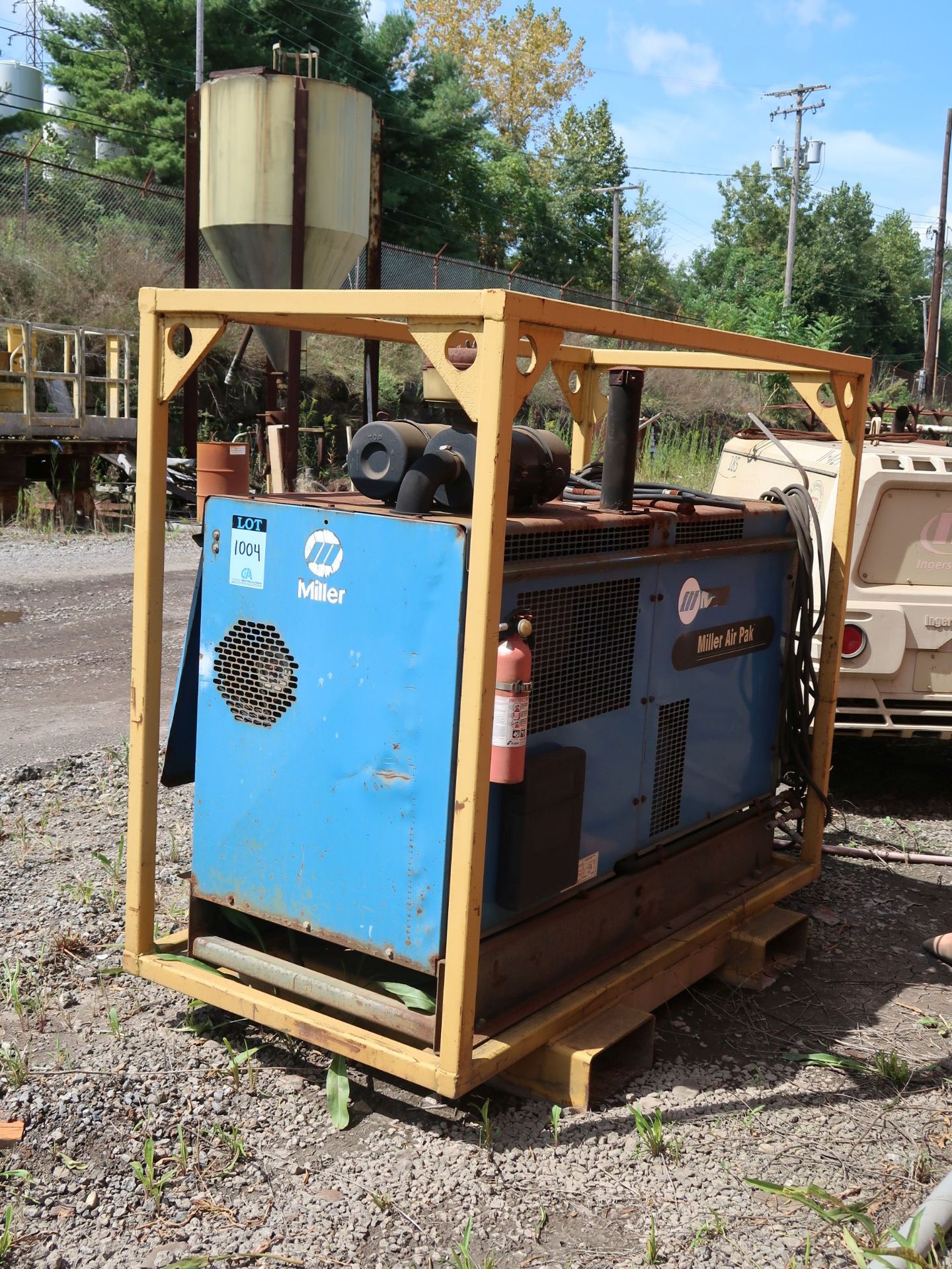 400 AMP MILLER AIR PAK DIESEL POWERED SKID MOUNTED WELDER GENERATOR / AIR COMPRESSOR; S/N - Image 2 of 5