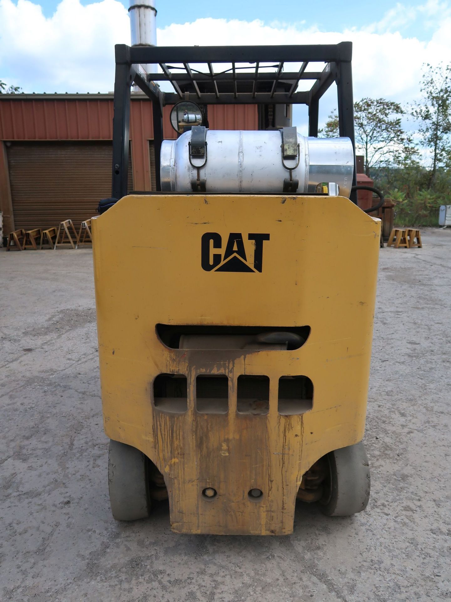 7,200 LB. CATERPILLAR MODEL GC40K-STR LP GAS CUSHION TIRE LIFT TRUCK; S/N AT8702203, 3-STAGE MAST, - Image 6 of 11