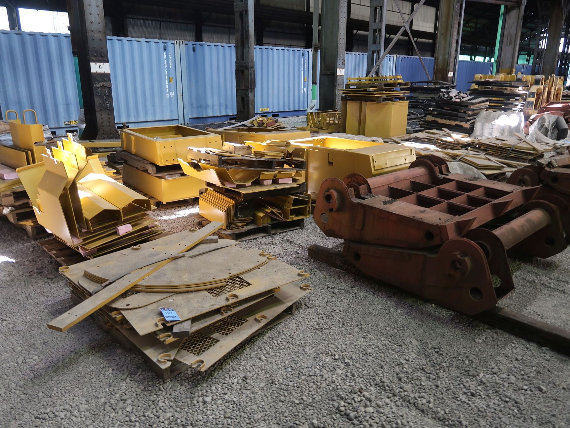 (LOT) MISCELLANEOUS ALLIED GATOR FABRICATED PARTS INCLUDING CLAM SHELL ATTACHMENTS, GENERATOR AND