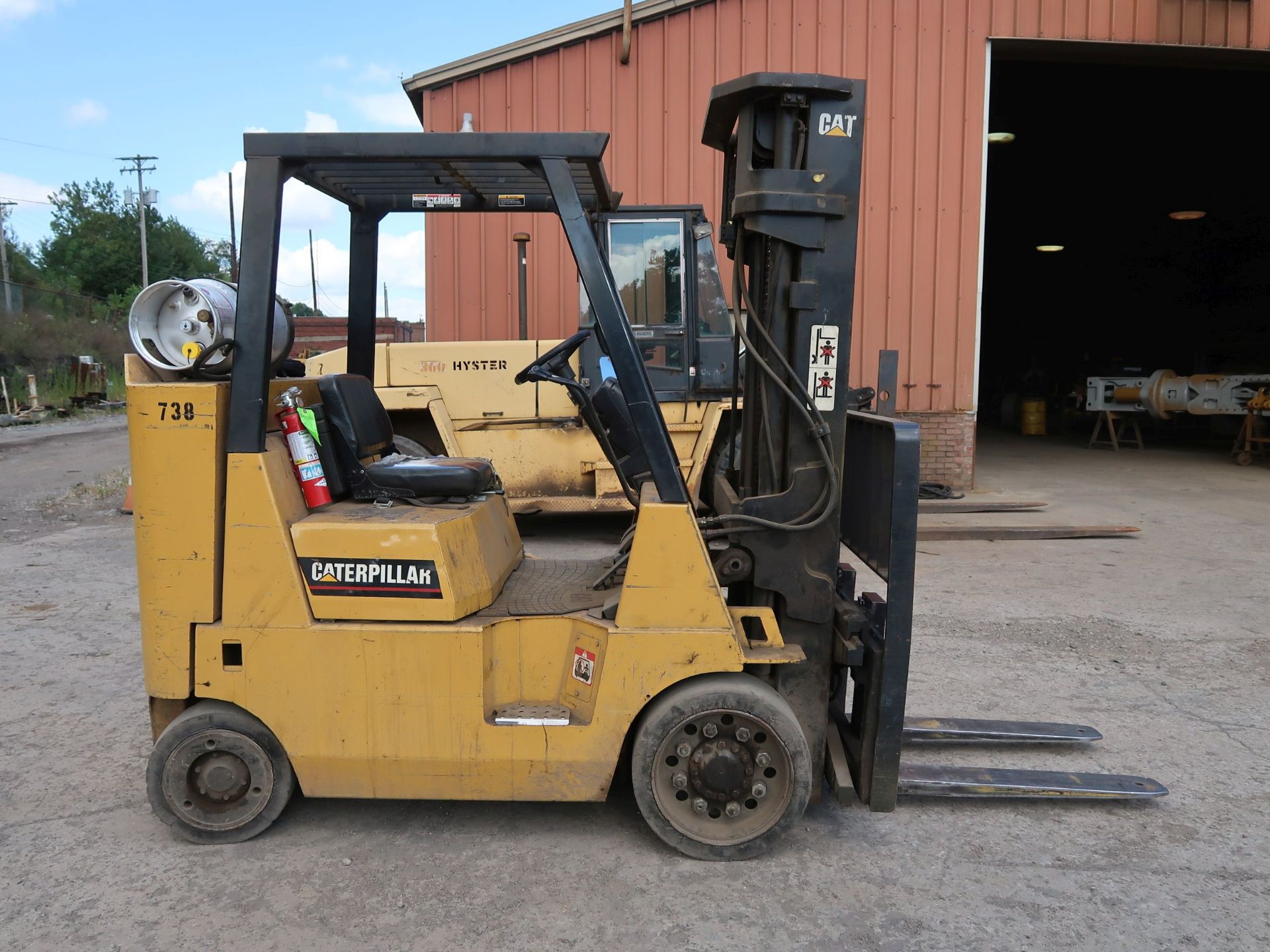 7,200 LB. CATERPILLAR MODEL GC40K-STR LP GAS CUSHION TIRE LIFT TRUCK; S/N AT8702203, 3-STAGE MAST, - Image 4 of 11