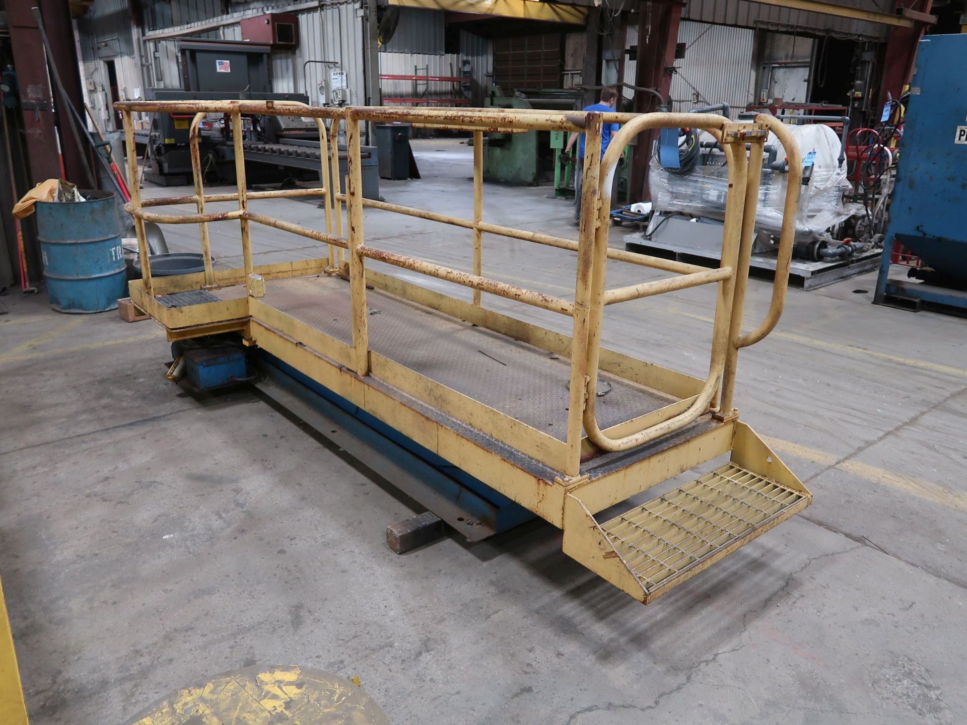 PENTALIFT ELECTRIC SCISSOR LIFT TABLE W/ MOUNTED 36" X 120" PLATFORM & 42" HIGH SAFETY RAILING - Image 2 of 4