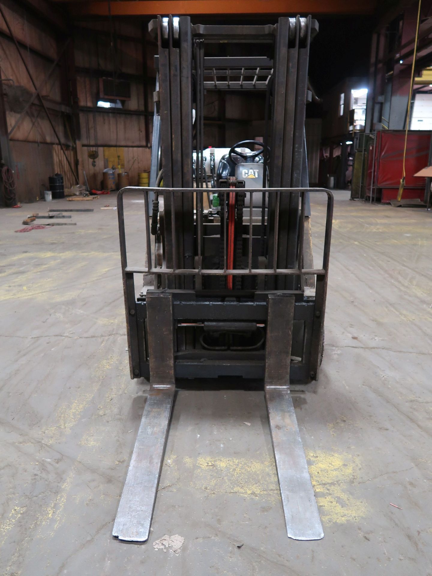 8,000 LB CATEPILLAR MODEL GC40K LPG SOLID TIRE LIFT TRUCK, S/N AT8701674, 3-STALE MAST, 7,377 HRS, - Image 2 of 11