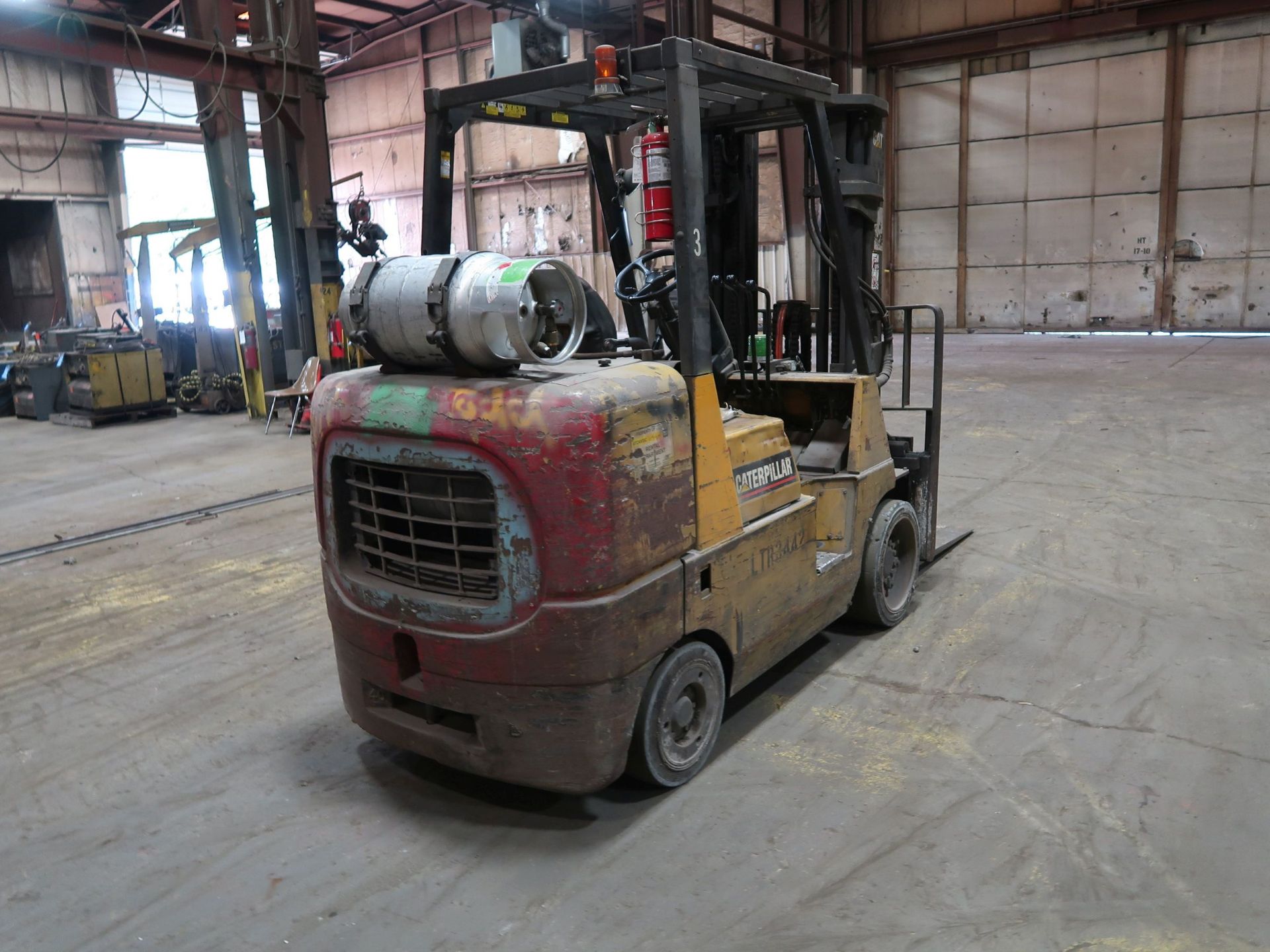 8,000 LB CATEPILLAR MODEL GC40K LPG SOLID TIRE LIFT TRUCK, S/N AT8701674, 3-STALE MAST, 7,377 HRS, - Image 5 of 11