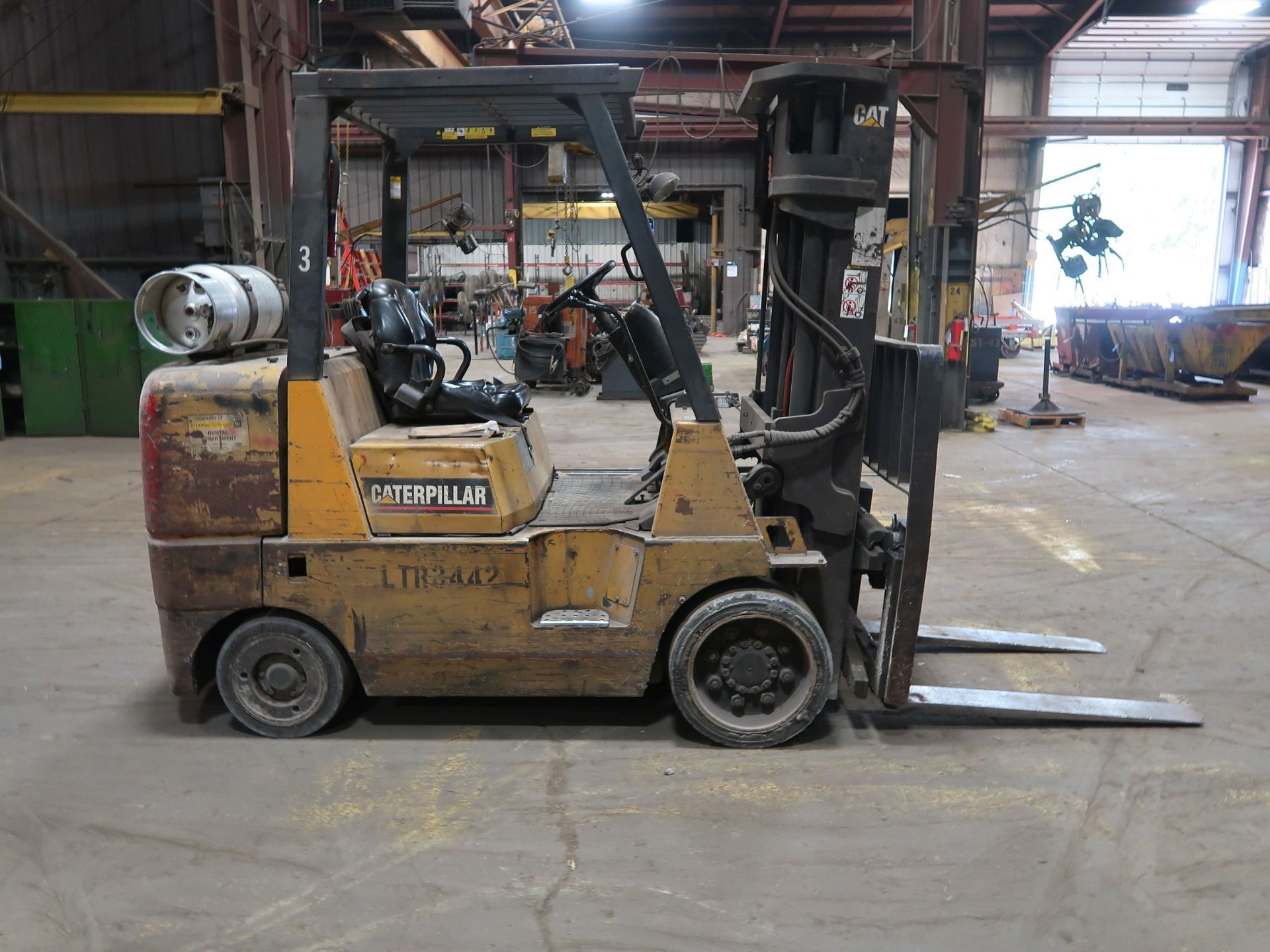 8,000 LB CATEPILLAR MODEL GC40K LPG SOLID TIRE LIFT TRUCK, S/N AT8701674, 3-STALE MAST, 7,377 HRS, - Image 4 of 11