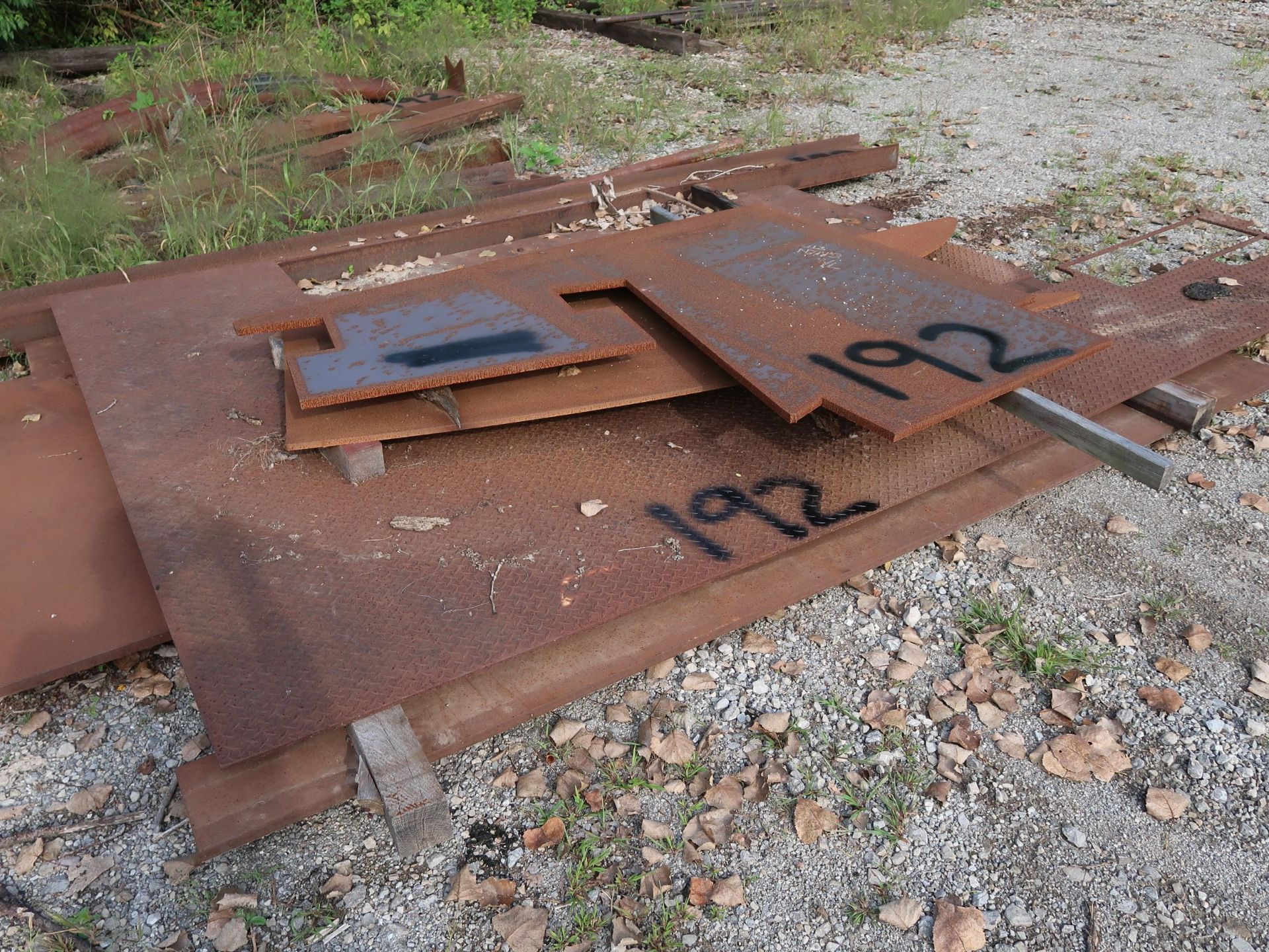 (LOT) MISC. STEEL PLATE ON GROUND W/ MISC. SCRAP STEEL AT END OF ROW (BLACK PAINT) - Image 5 of 6