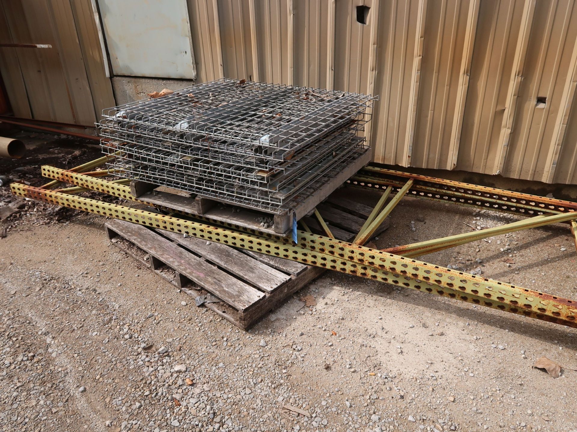 SECTION 42" X 92" X 144" HIGH ADJUSTABLE BEAM WIRE DECKING PALLET RACK