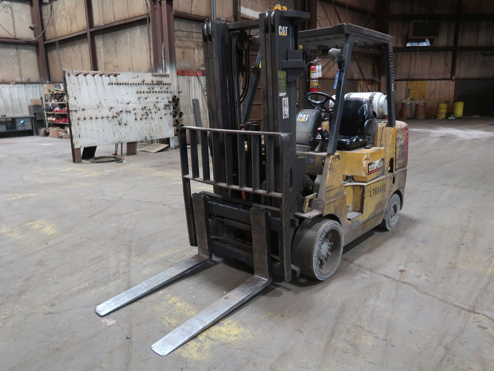 8,000 LB CATEPILLAR MODEL GC40K LPG SOLID TIRE LIFT TRUCK, S/N AT8701674, 3-STALE MAST, 7,377 HRS,