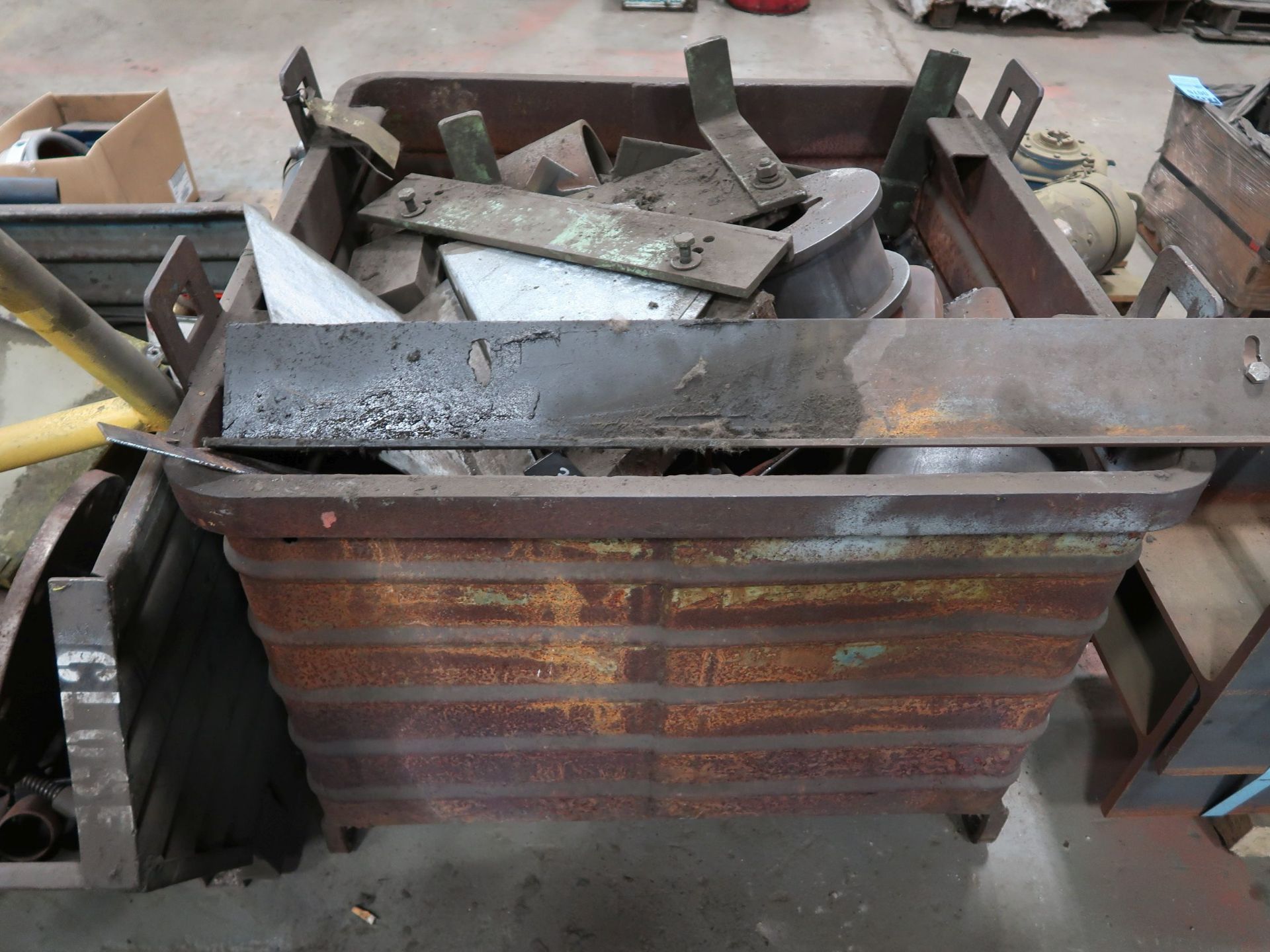 (LOT) LARGE ASSORTMENT STEEL SCRAP - Image 2 of 9