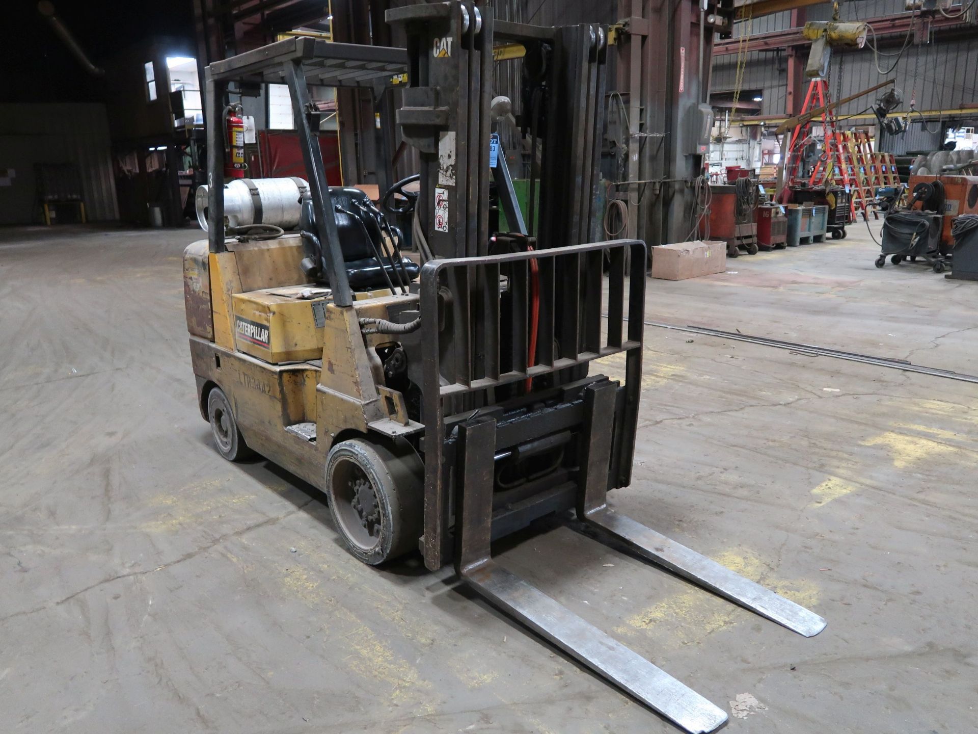 8,000 LB CATEPILLAR MODEL GC40K LPG SOLID TIRE LIFT TRUCK, S/N AT8701674, 3-STALE MAST, 7,377 HRS, - Image 3 of 11