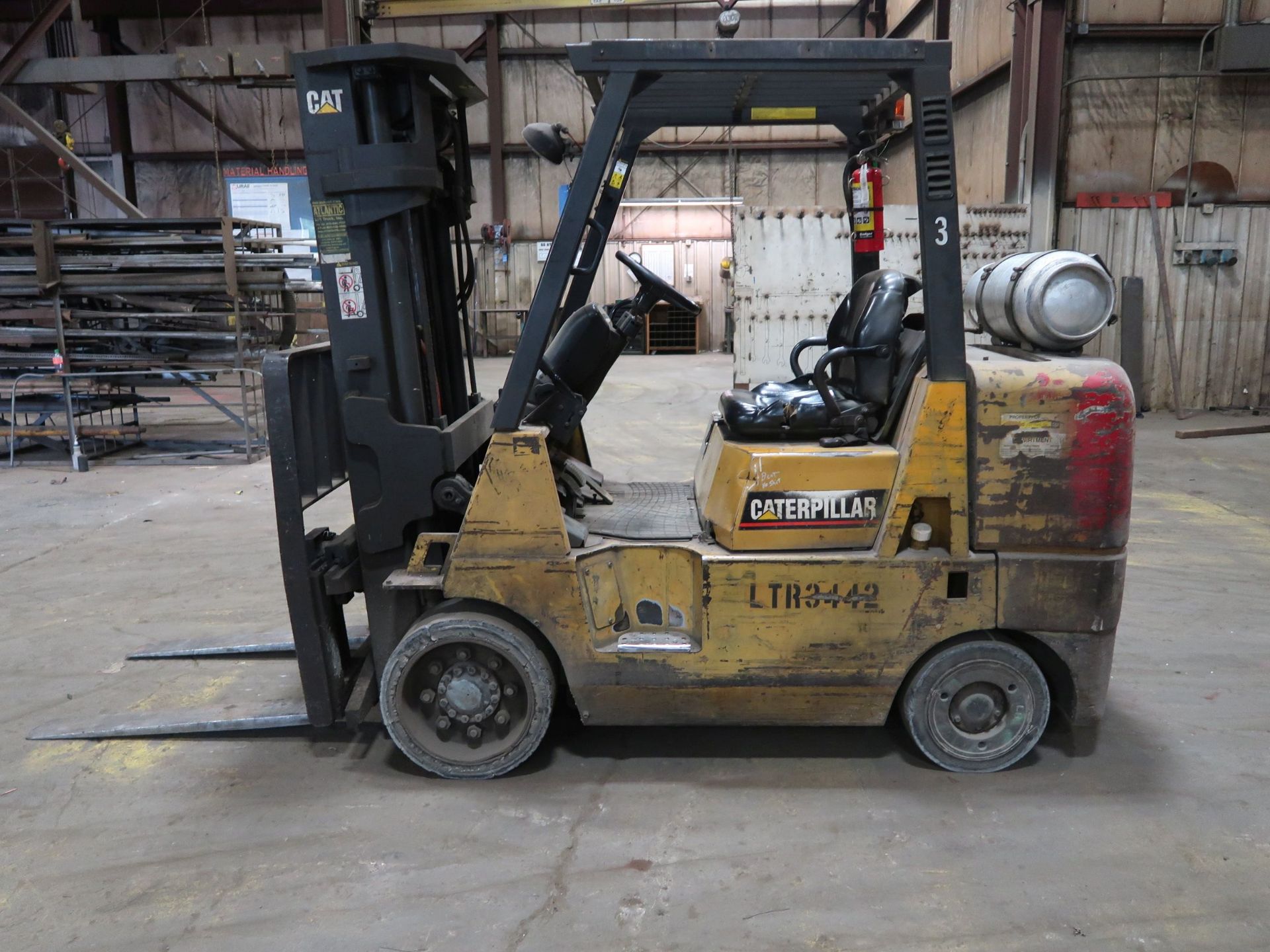 8,000 LB CATEPILLAR MODEL GC40K LPG SOLID TIRE LIFT TRUCK, S/N AT8701674, 3-STALE MAST, 7,377 HRS, - Image 8 of 11