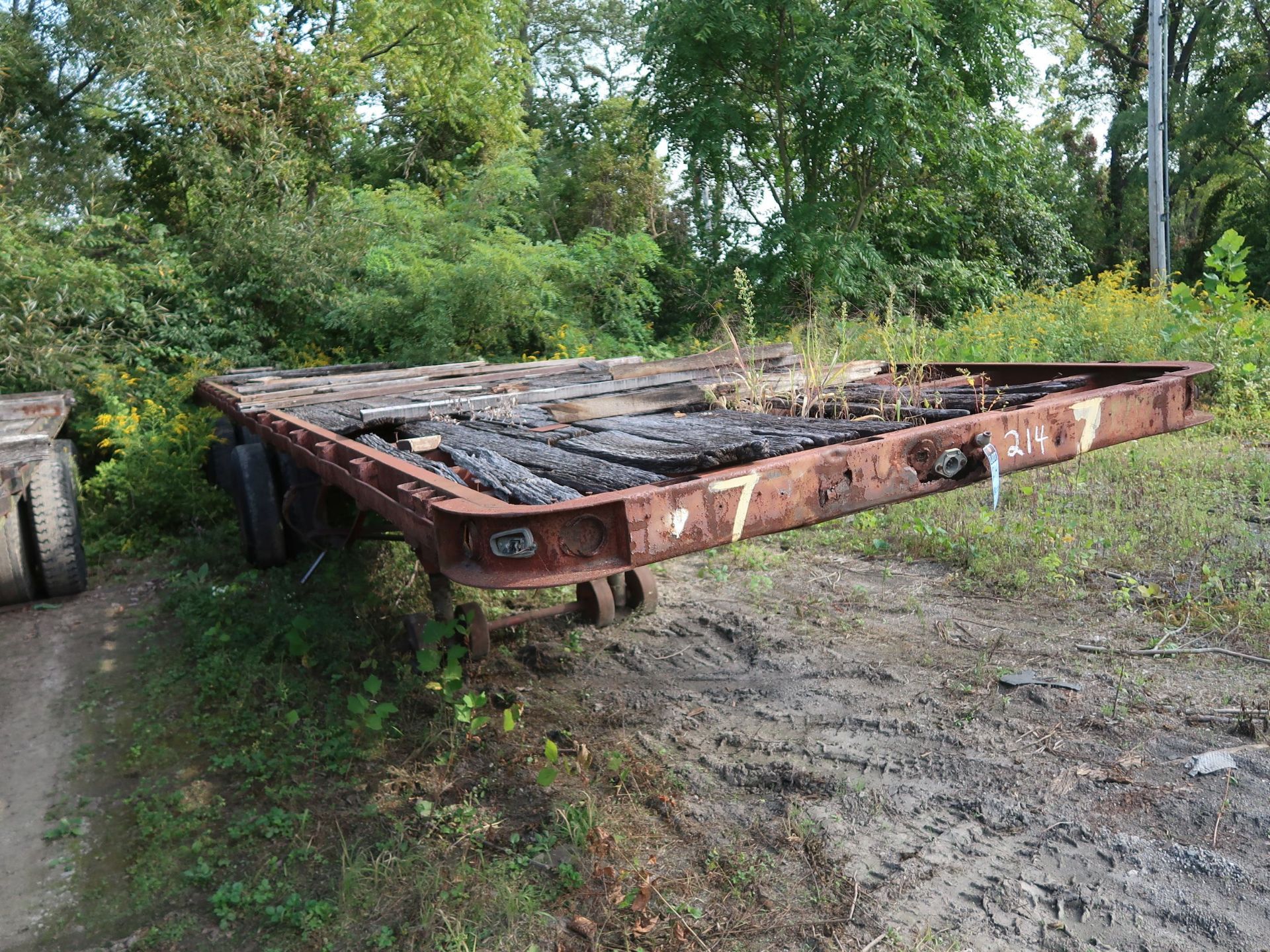 APPROX. 40' FLAT BED YARD TRAILER, NO. 7 (NO TITLE)