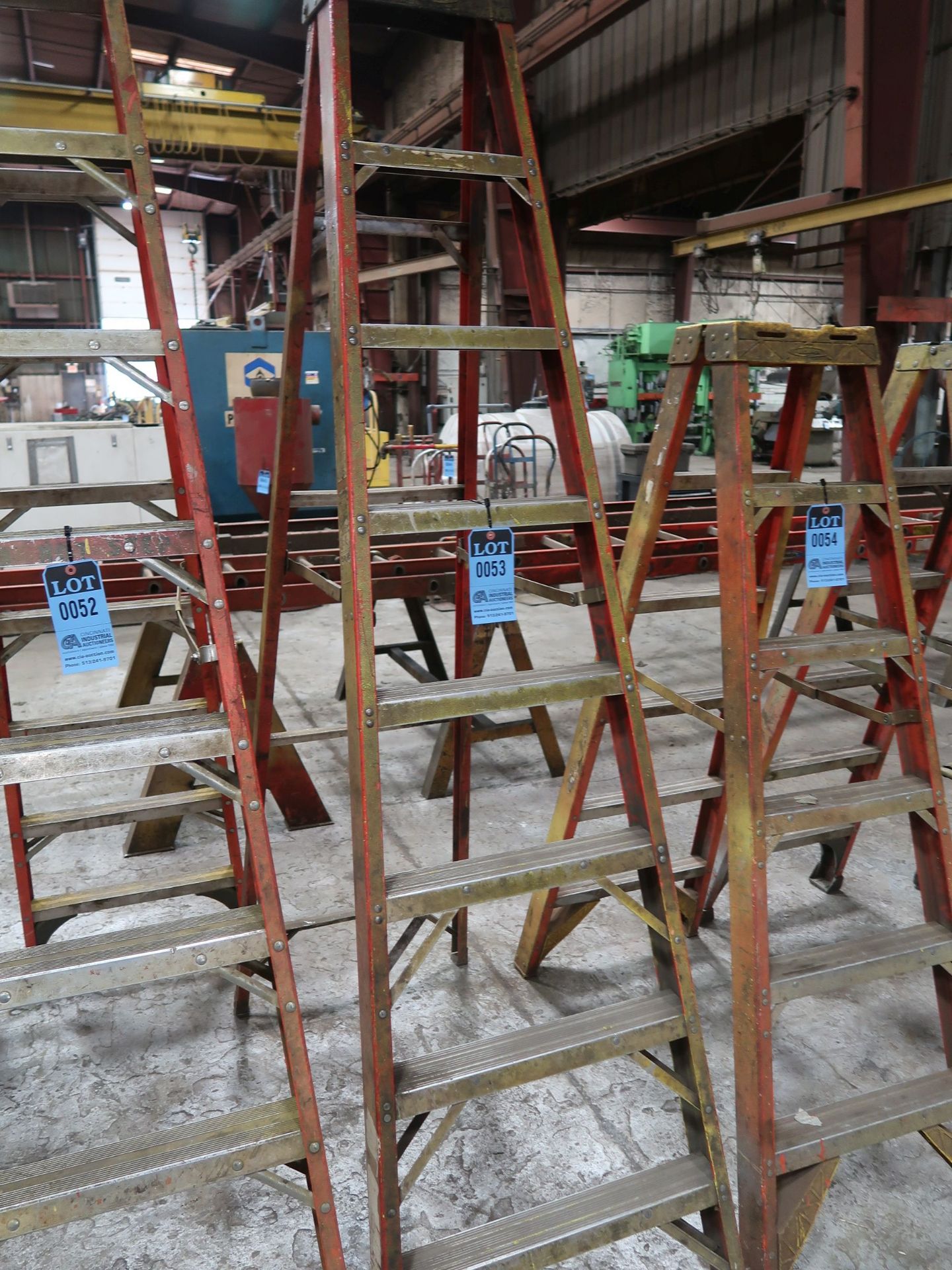 8' WERNER FIBERGLASS STEP LADDER