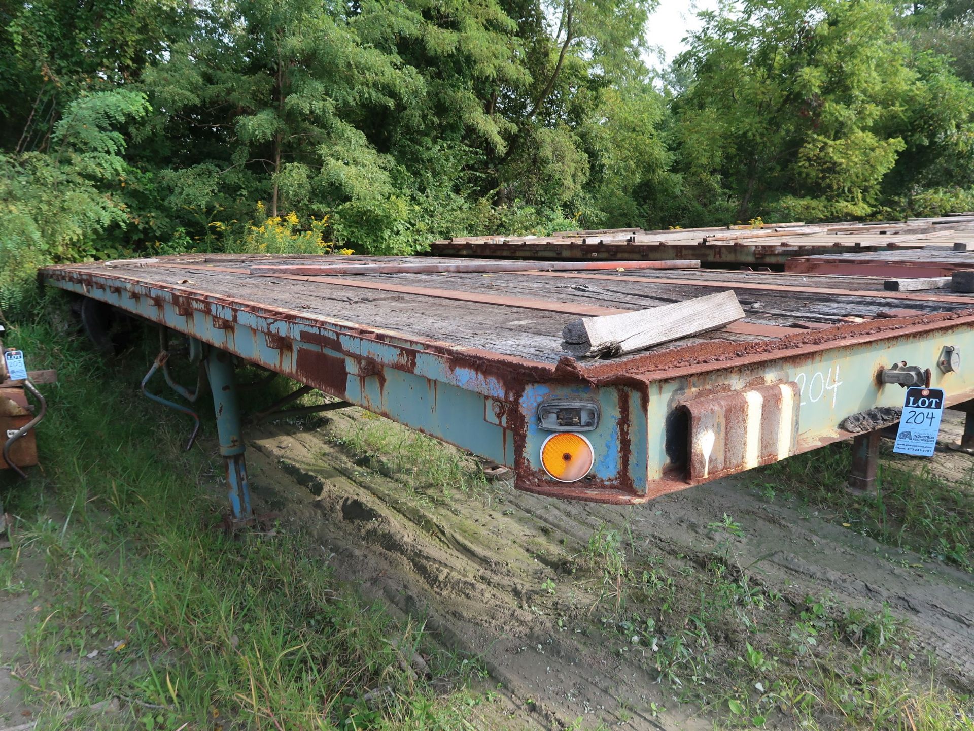 APPROX. 40' FLAT BED YARD TRAILER, NO. 11 (NO TITLE)