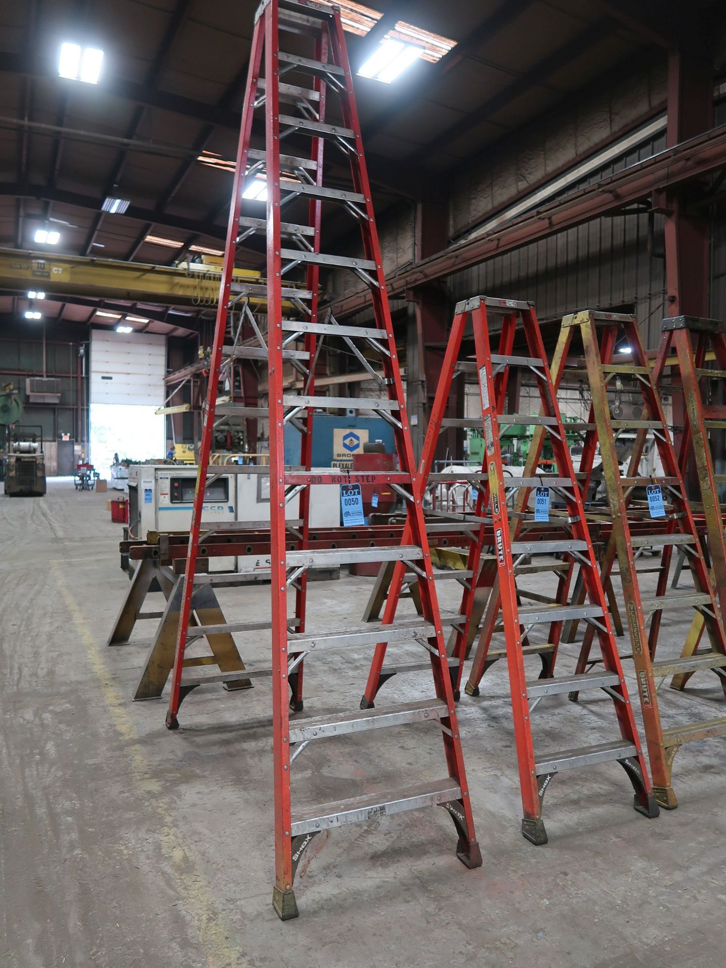 12' LOUISVILLE FIBERGLASS TRESTLE LADDER