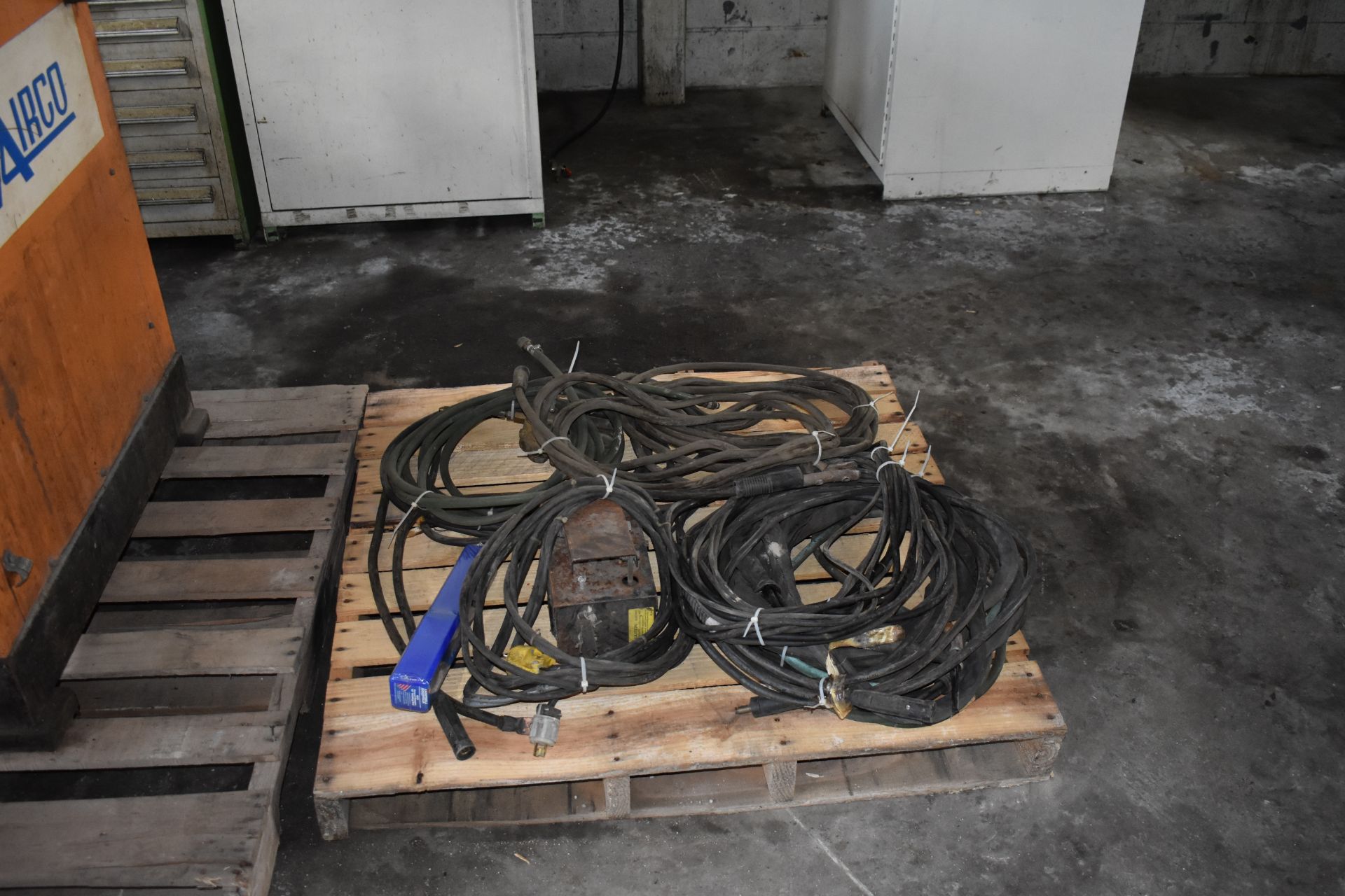 AIRCO 300 AMP WELDER WITH CABLING - Image 2 of 2