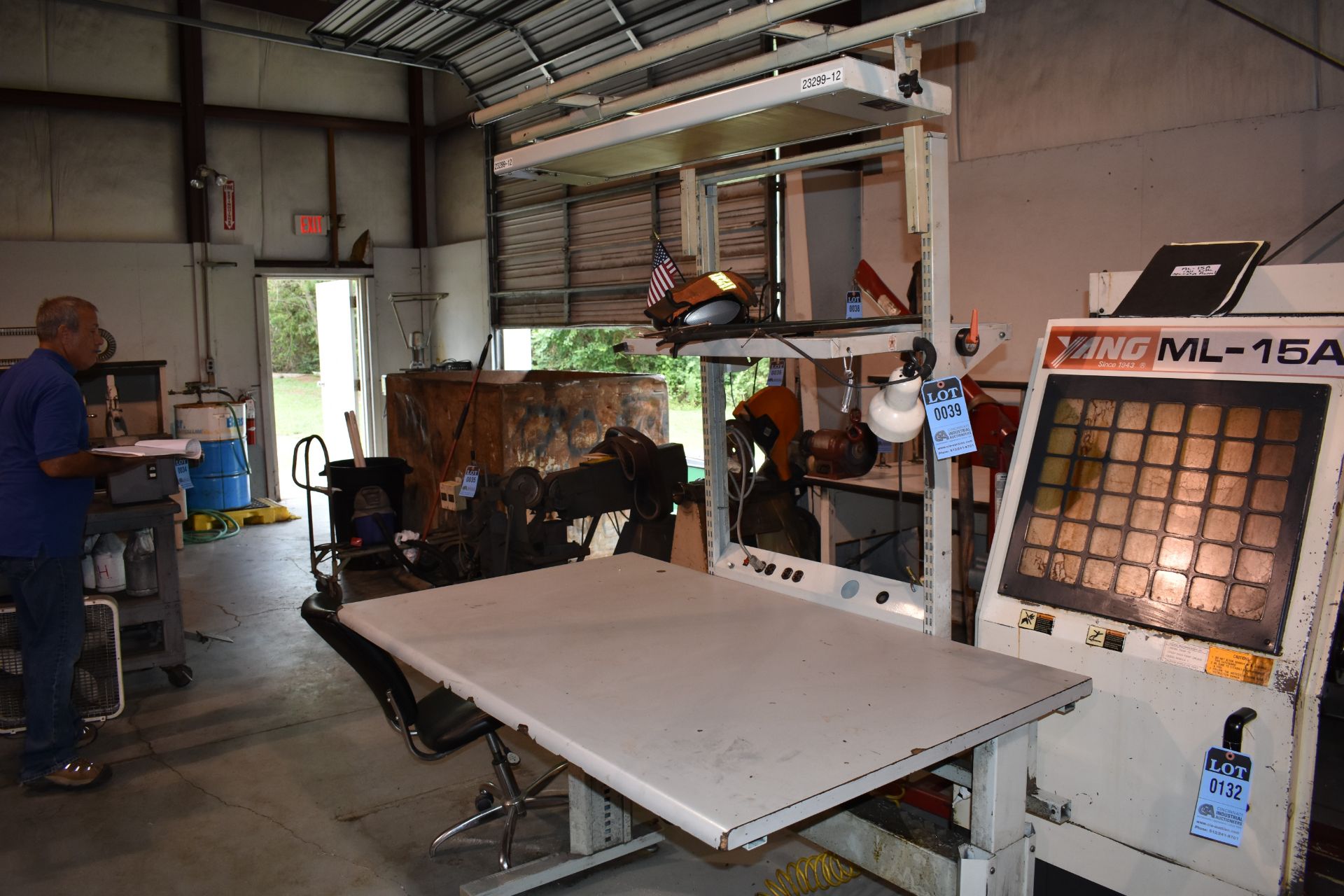 LIGHTED WORKBENCH (CONTENTS NOT INCLUDED)