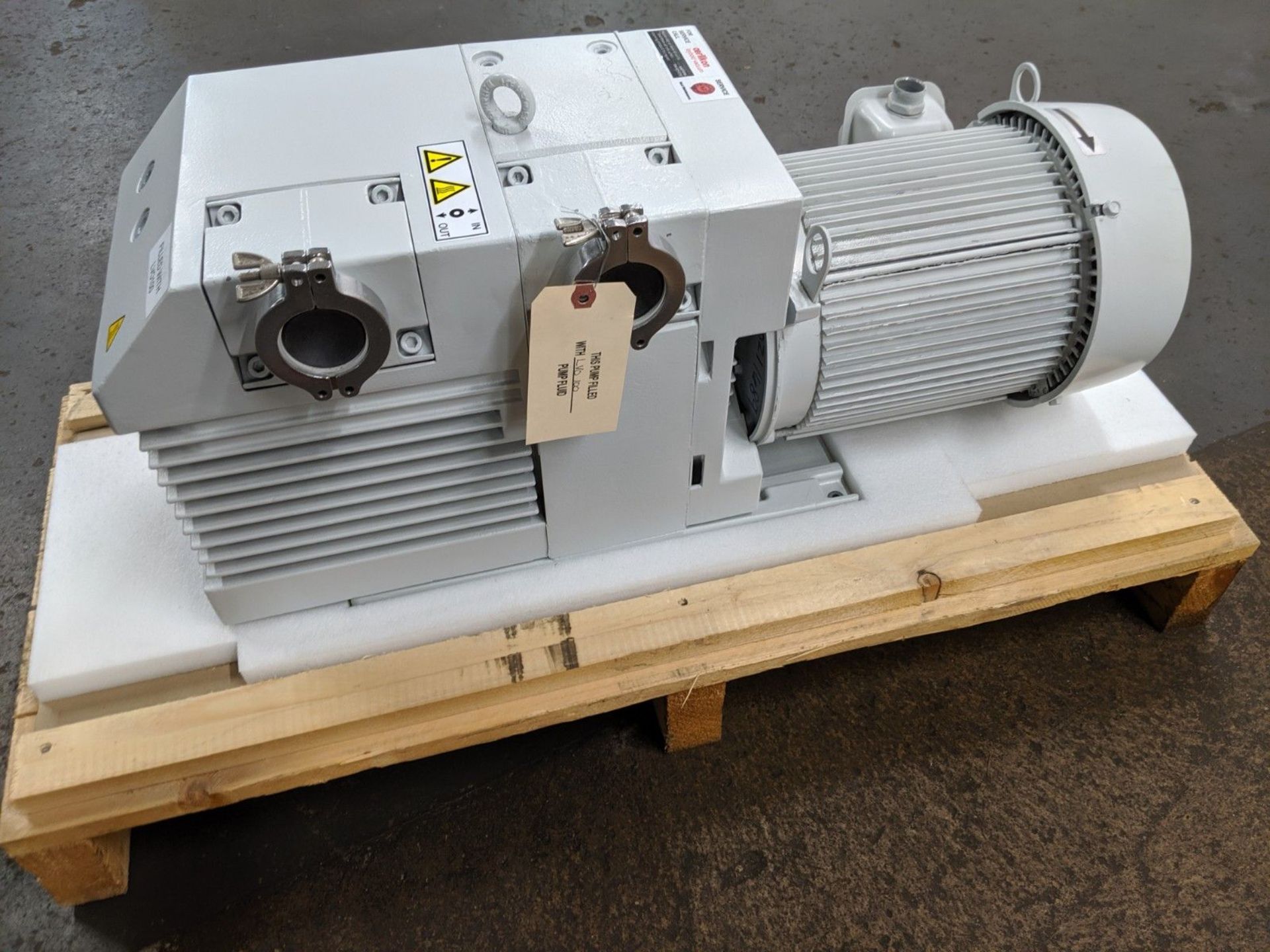 LEYBOLD D40B TRIVAC ROTARY VEIN VACUUM PUMP ** REMANUFACTURED BY LEYBOLD ** - Image 4 of 5