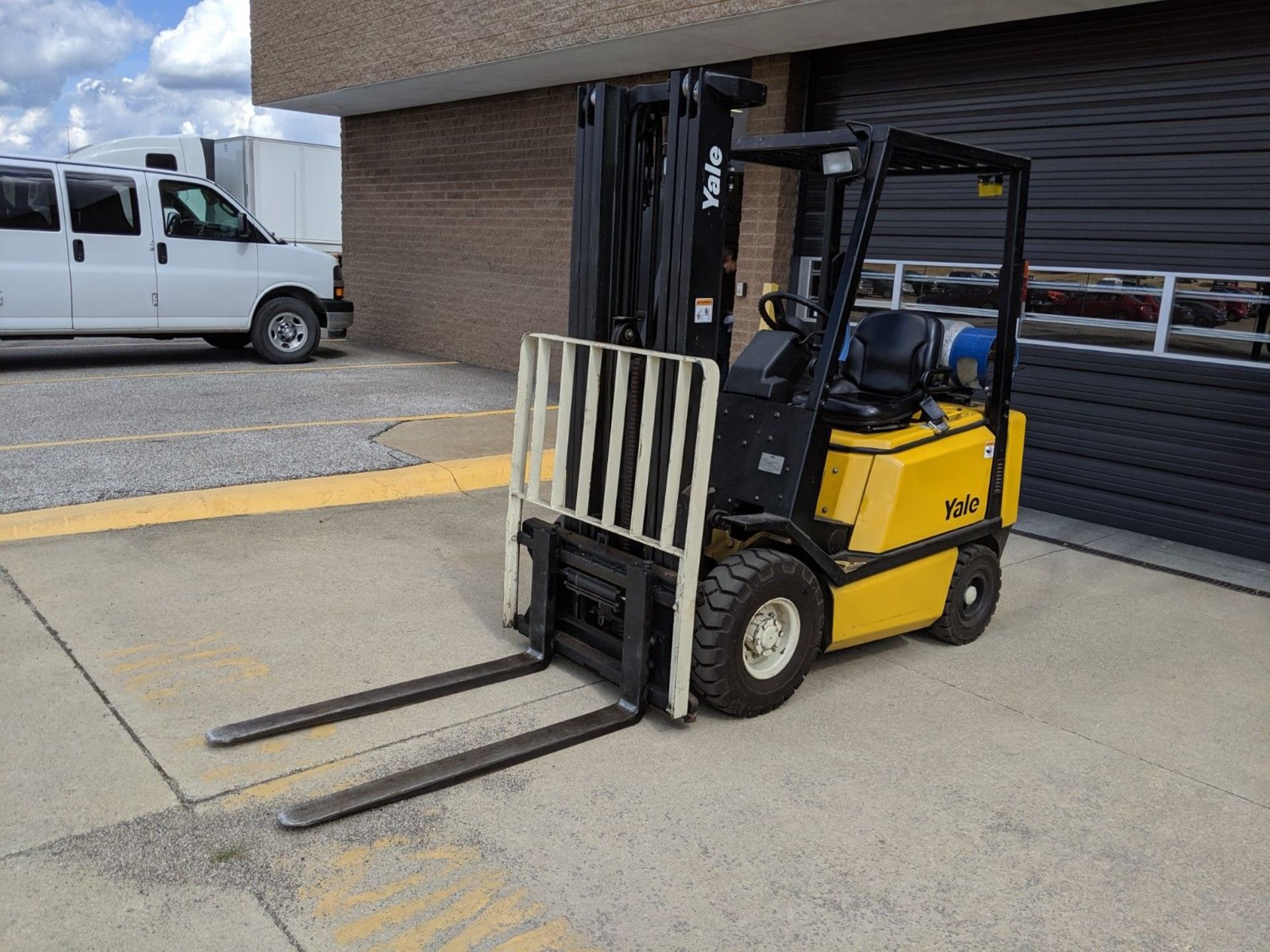 3000 LB CAPACTIY YALE GLP30 LP GAS PNUEMATIC TIRE LIFT TRUCK, 3-STAGE 189" LIFT MAST, 48" FORKS, S/N