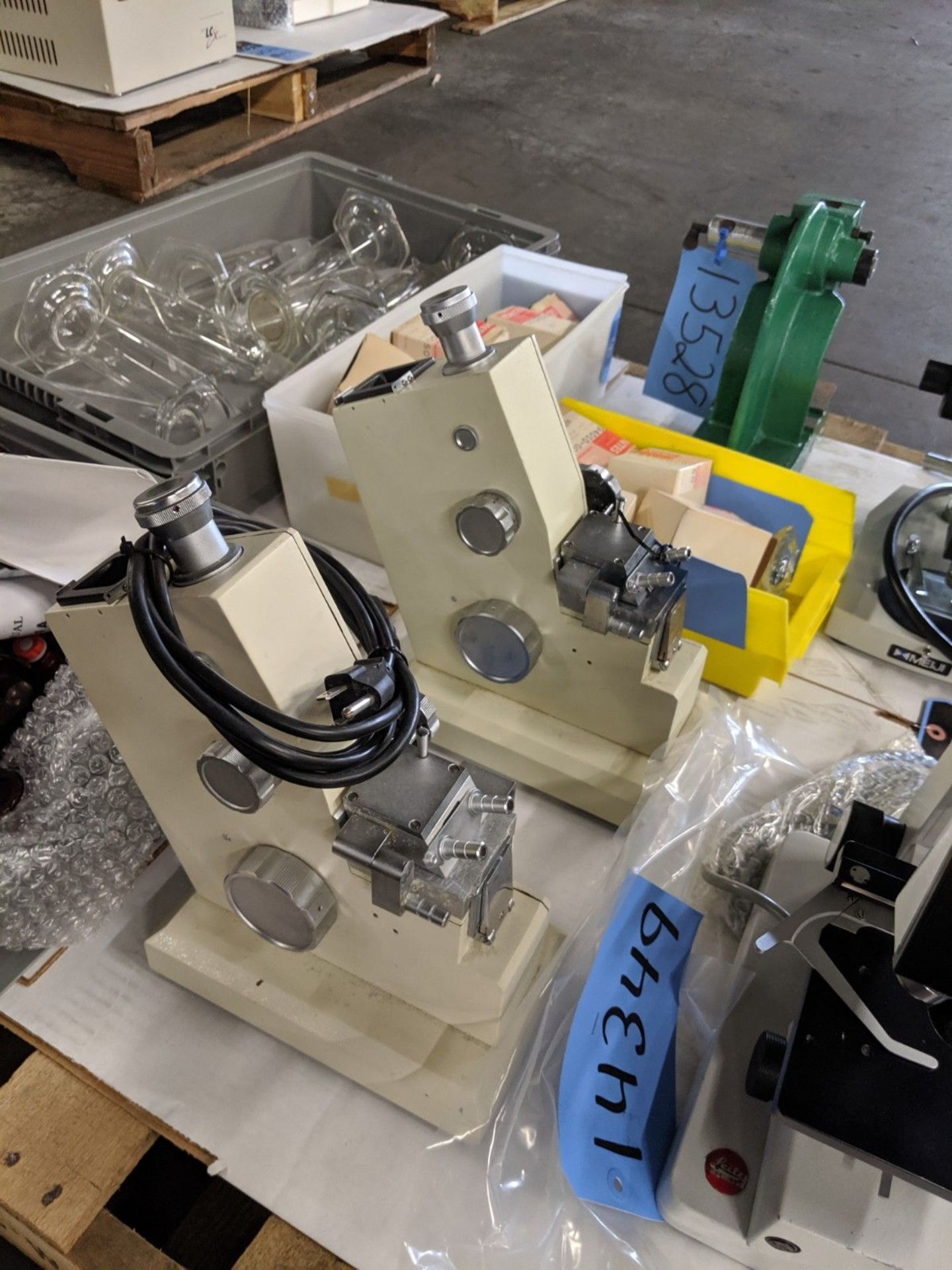 (LOT) MICROSCOPES, ARBOR PRESSES AND LAB GLASSWARE - Image 3 of 5