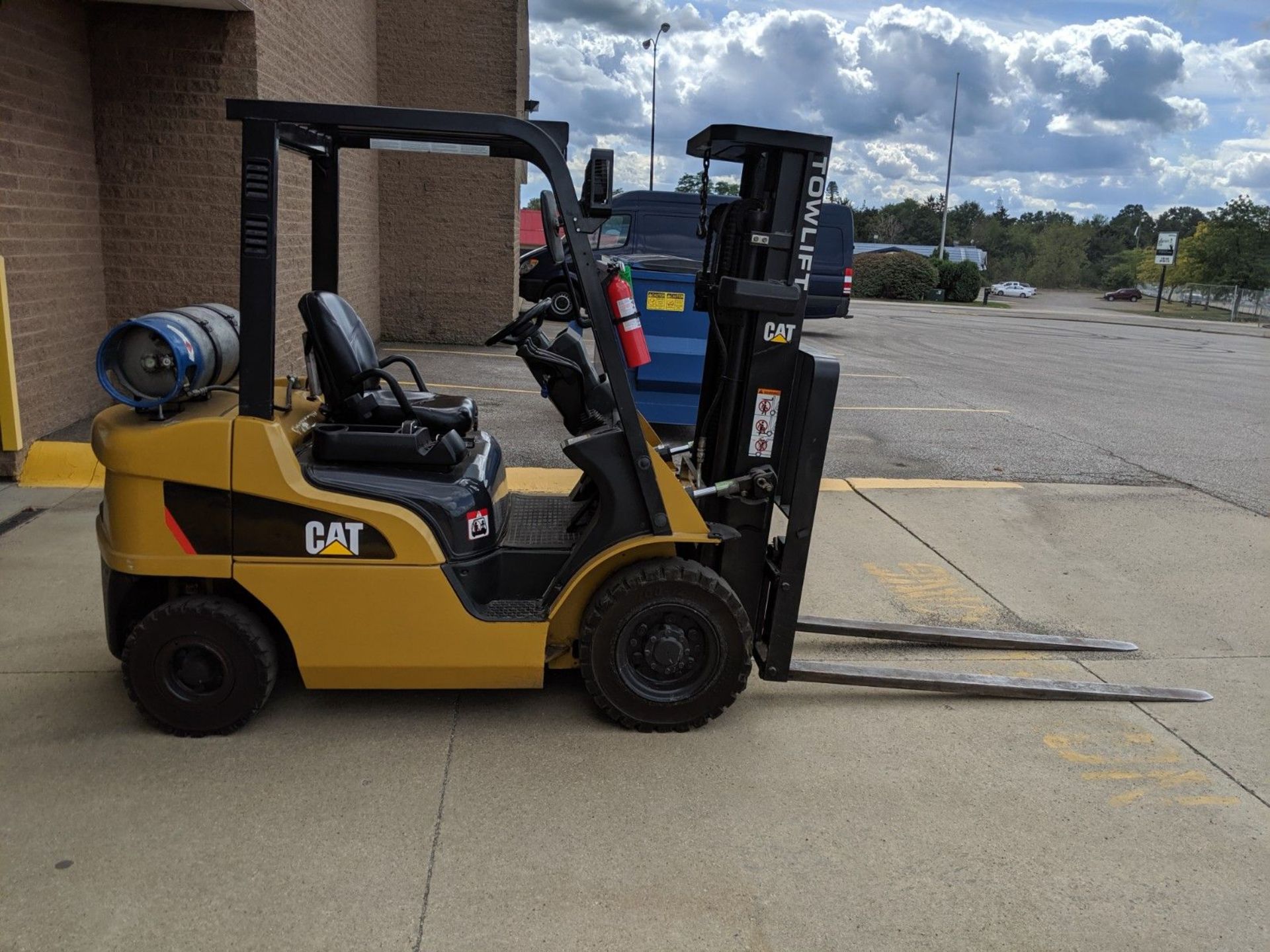 5000 LB CAPACITY CATERPILLAR MODEL 2P5000, LP GAS PNUEMATIC TIRE LIFT TRUCK, 3 STAGE 188" LIFT MAST, - Image 3 of 12