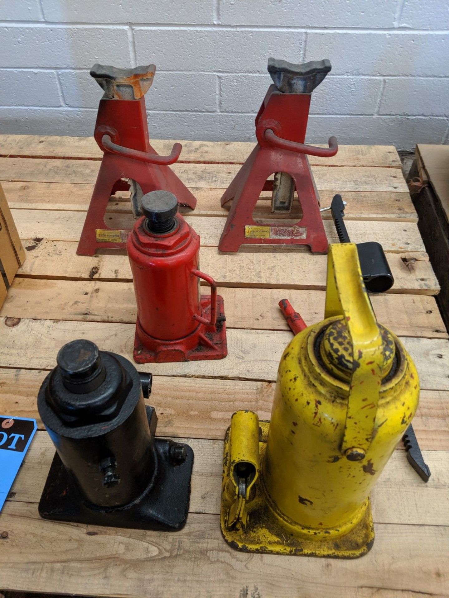 (LOT) (4) HYDRAULIC BOTTLE JACKS AND (2) JACK STANDS - Image 2 of 3