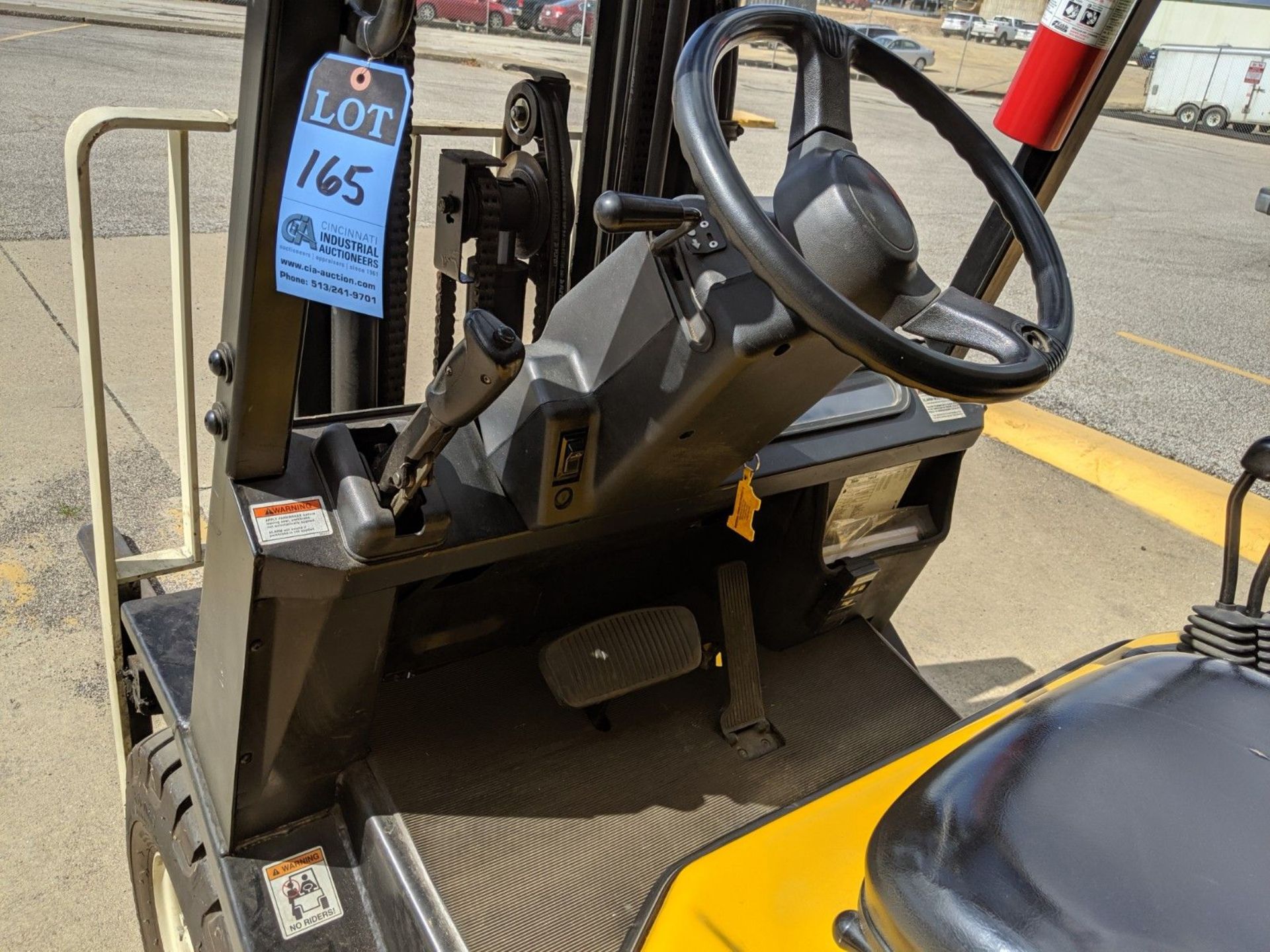 3000 LB CAPACTIY YALE GLP30 LP GAS PNUEMATIC TIRE LIFT TRUCK, 3-STAGE 189" LIFT MAST, 48" FORKS, S/N - Image 11 of 12