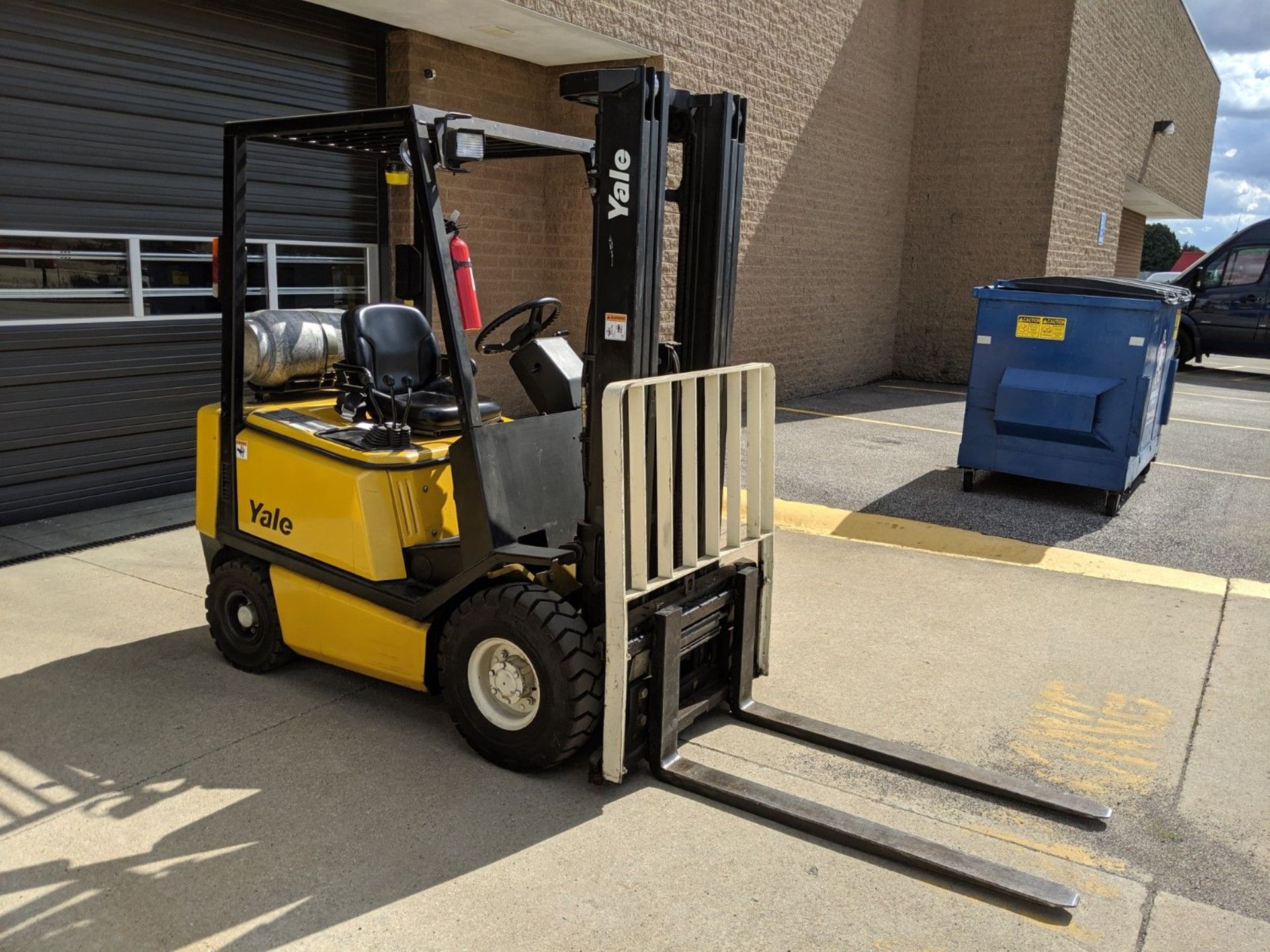 3000 LB CAPACTIY YALE GLP30 LP GAS PNUEMATIC TIRE LIFT TRUCK, 3-STAGE 189" LIFT MAST, 48" FORKS, S/N - Image 2 of 12