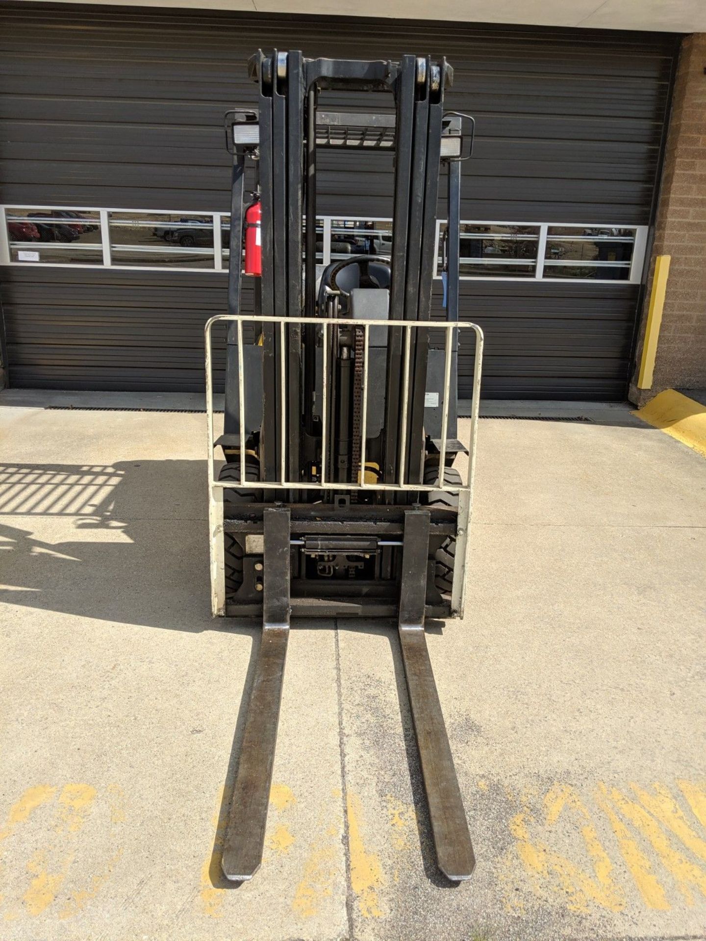 3000 LB CAPACTIY YALE GLP30 LP GAS PNUEMATIC TIRE LIFT TRUCK, 3-STAGE 189" LIFT MAST, 48" FORKS, S/N - Image 5 of 12
