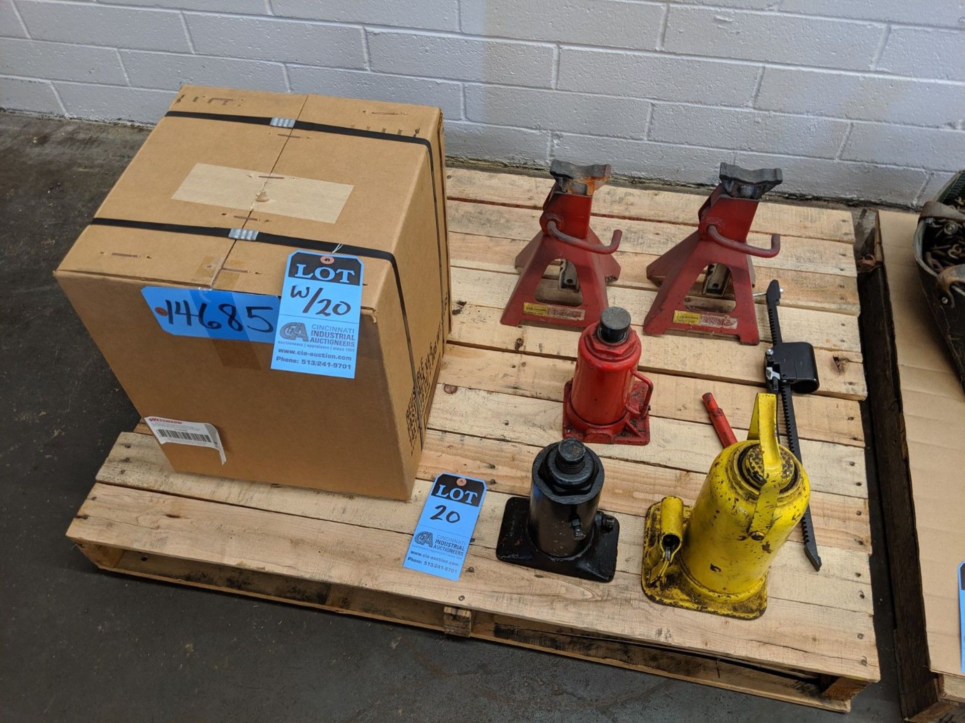 (LOT) (4) HYDRAULIC BOTTLE JACKS AND (2) JACK STANDS