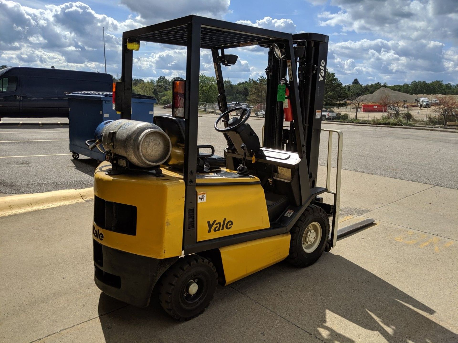 3000 LB CAPACTIY YALE GLP30 LP GAS PNUEMATIC TIRE LIFT TRUCK, 3-STAGE 189" LIFT MAST, 48" FORKS, S/N - Image 3 of 12