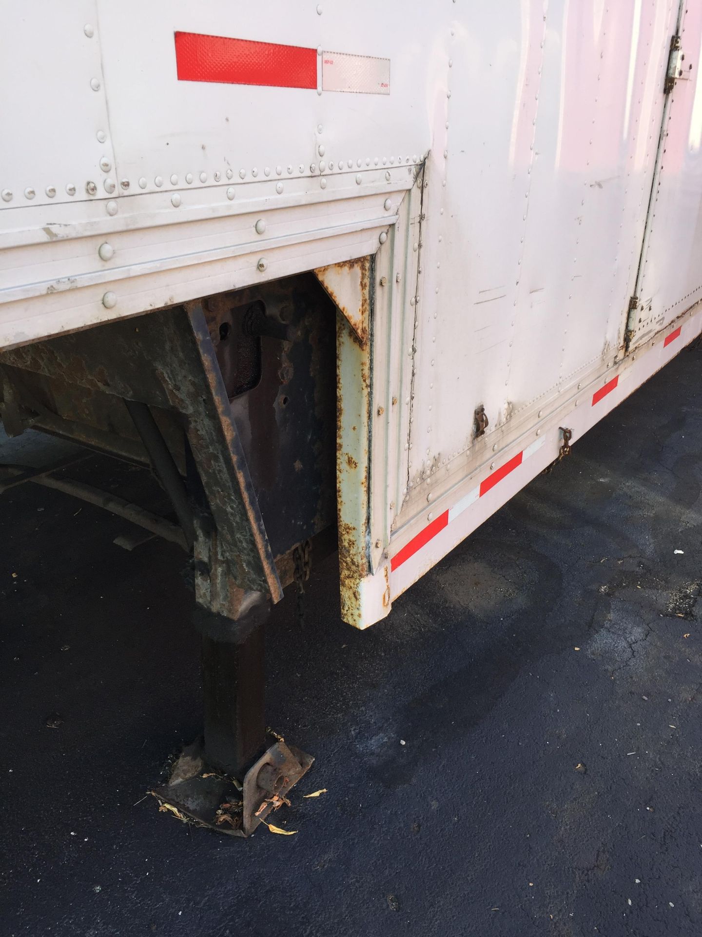 ** 1983 -48' KENTUCKY TANDEM AXLE VAN BODY DROP DECK MOVING TRAILER; VIN # 1KKVF4528DL000733 - Image 8 of 16