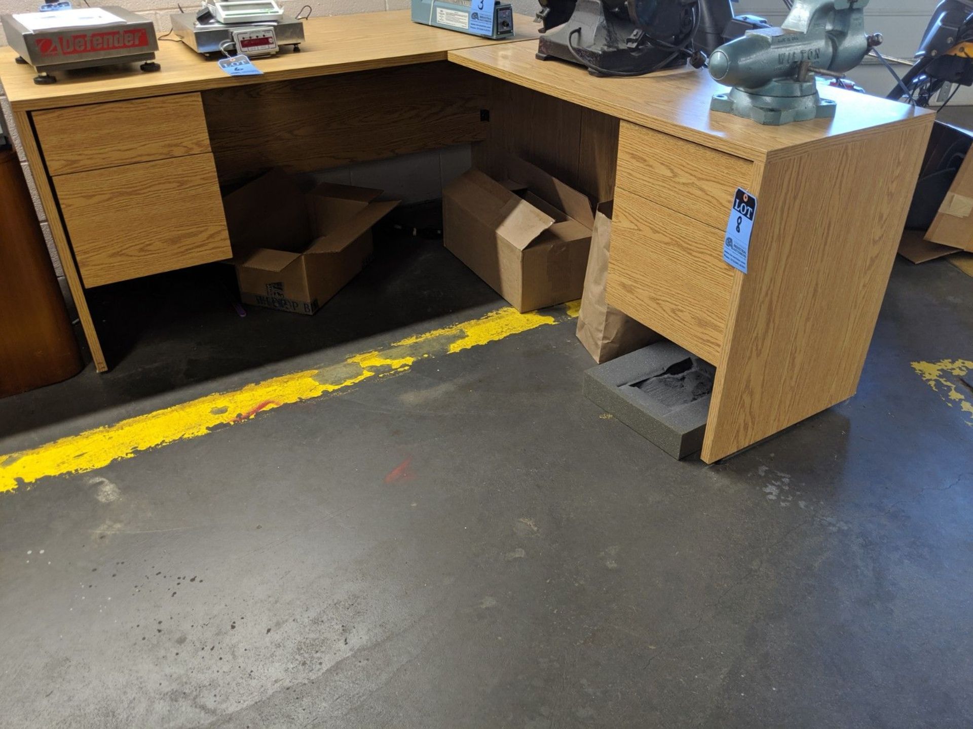 (LOT) (2) L-SHAPED DESKS