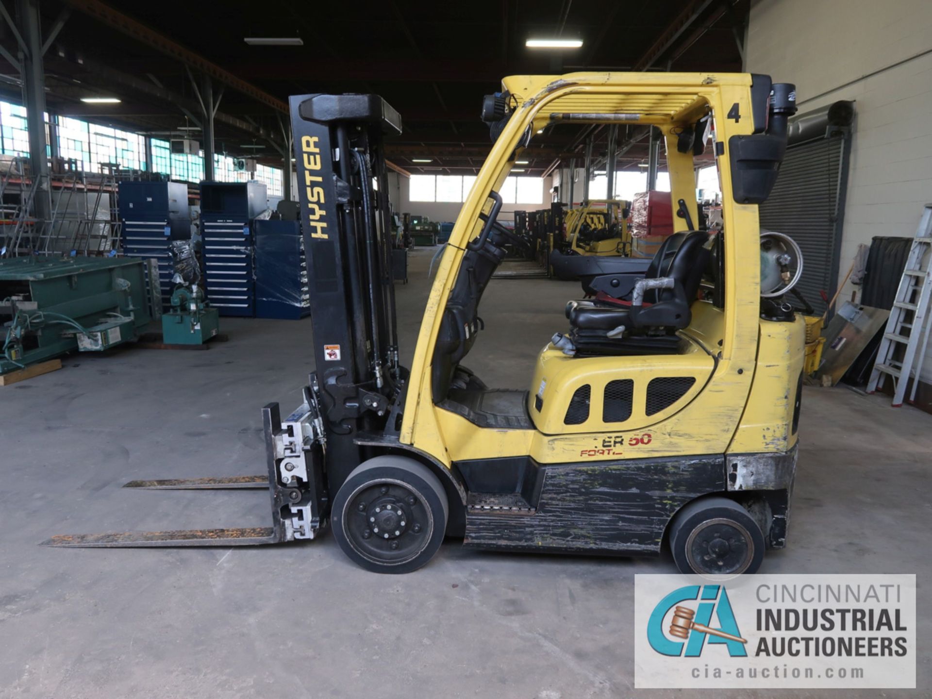 4,000 LB HYSTER MODEL S50FT LP GAS SOLID TIRE LIFT TRUCK WITH CASCADE 45 S-FPS-160 FORK - Image 8 of 11