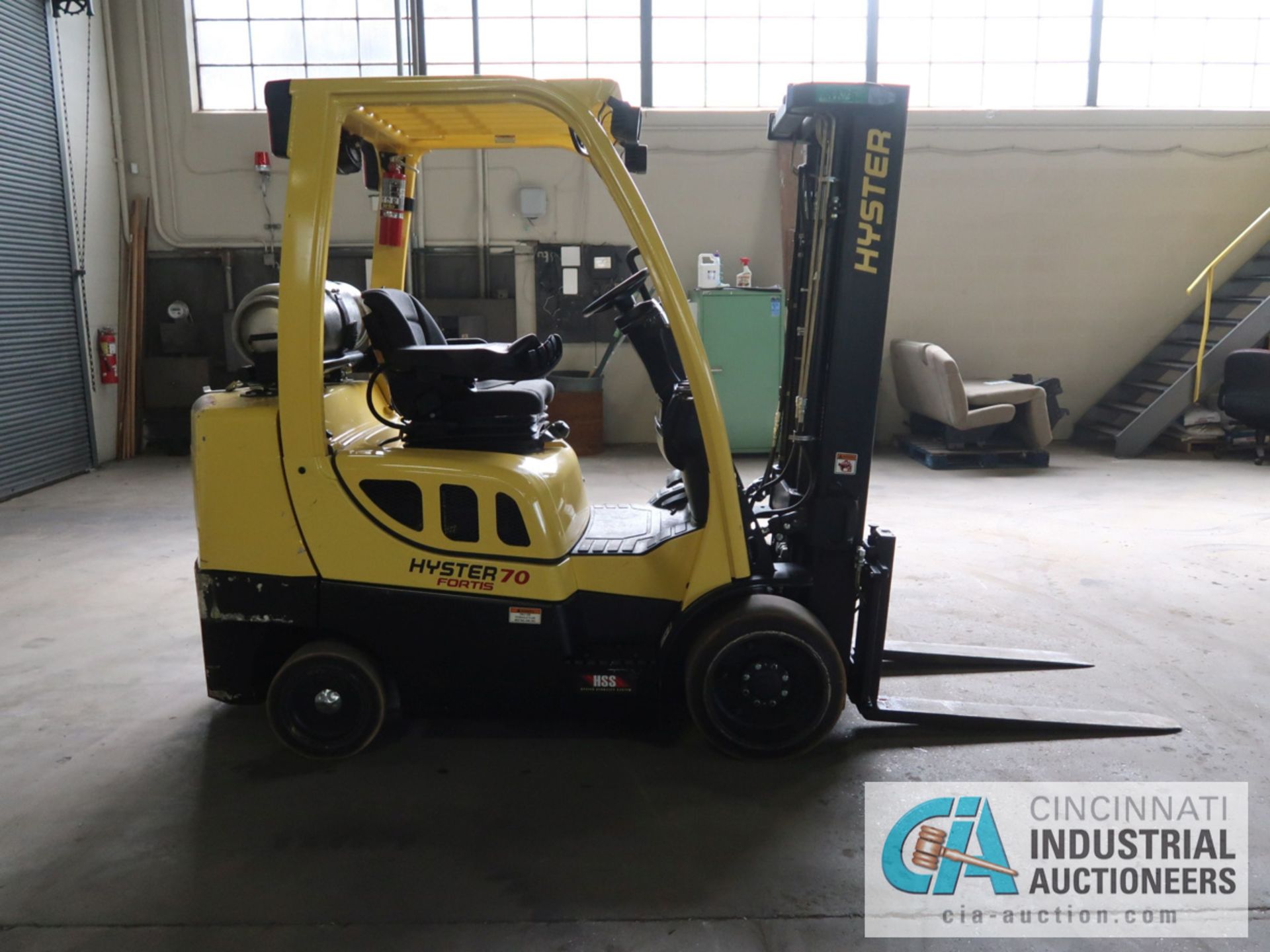7,000 LB HYSTER MODEL S70FT LP GAS SOLID TIRE LIFT TRUCK WITH 2-STAGE MAST, 122" LIFT HEIGHT, 80" - Image 4 of 11