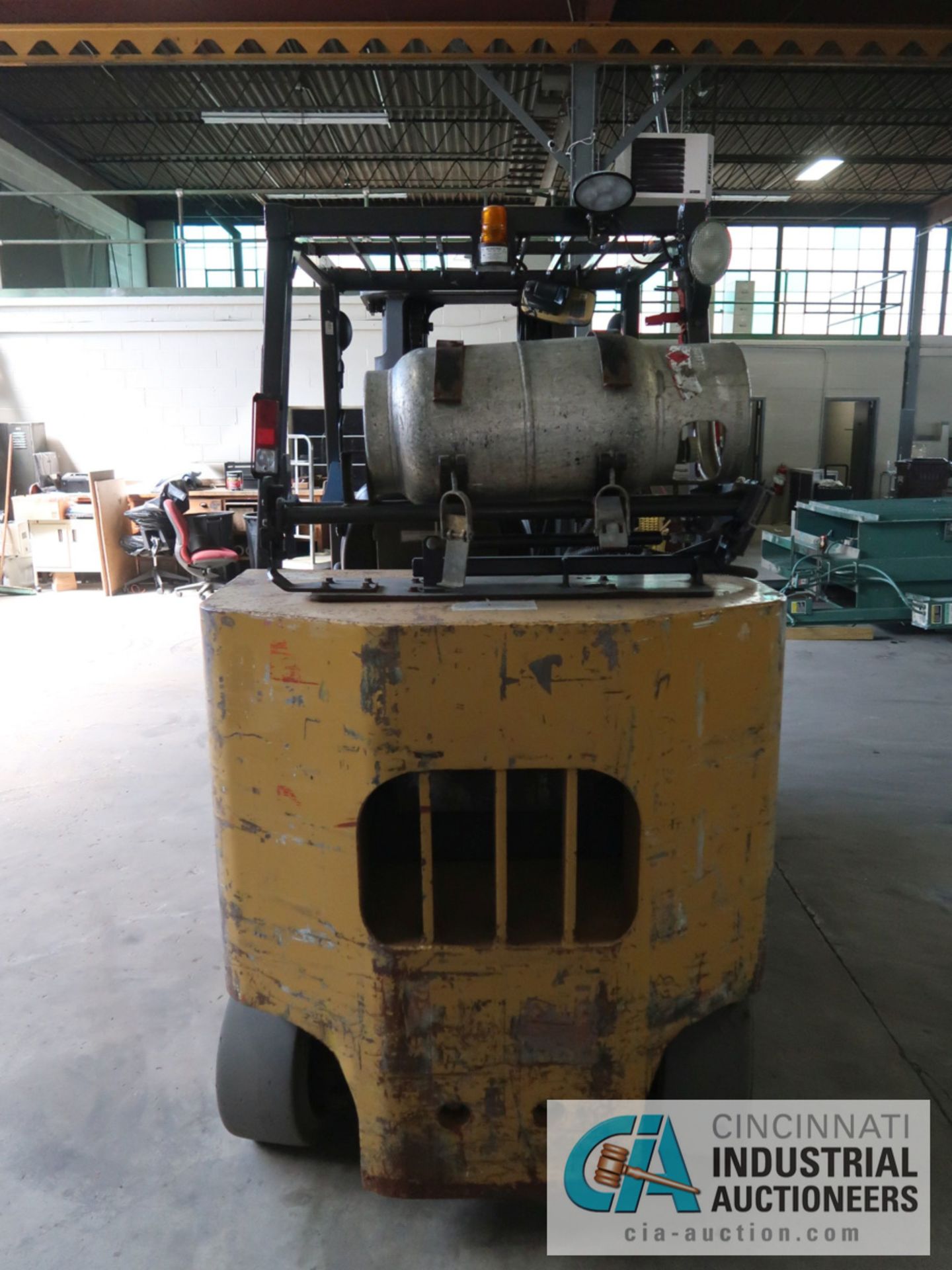 11,000 LB CATERPILLAR MODEL GC55K LP GAS SOLID TIRE FORKLIFT, S/N AT88A00314, 3-STAGE MAST, 82" MAST - Image 6 of 11