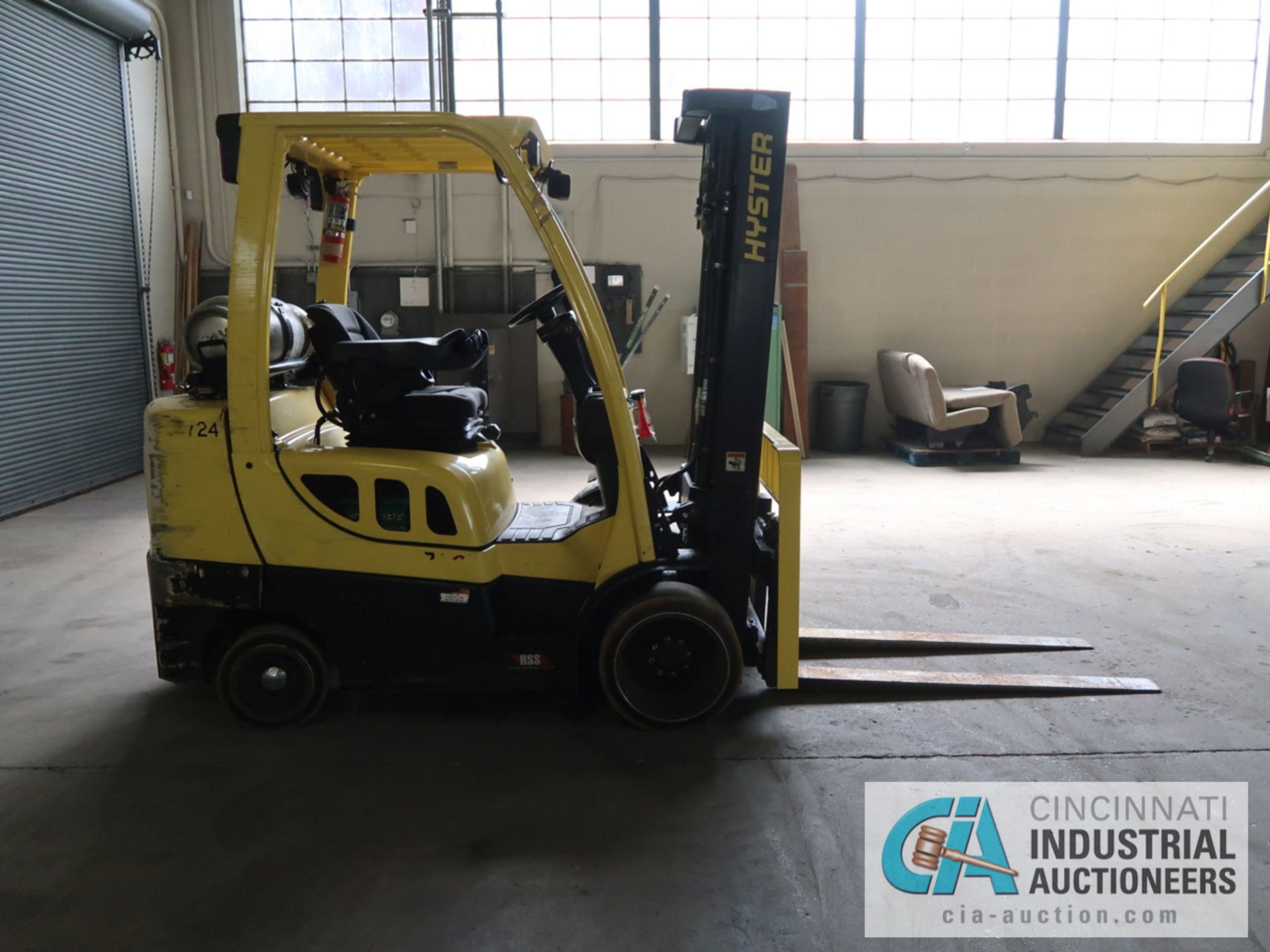 7,000 LB HYSTER MODEL S70FT LP GAS SOLID TIRE LIFT TRUCK WITH 3-STAGE MAST, 188" LIFT HEIGHT, 84" - Image 4 of 11