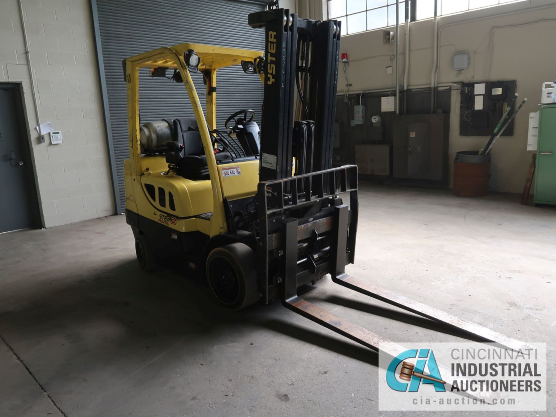 6,000 LB HYSTER MODEL S60FT LP GAS SOLID TIRE LIFT TRUCK WITH 3-STAGE MAST, 187" LIFT HEIGHT, 84" - Image 3 of 11