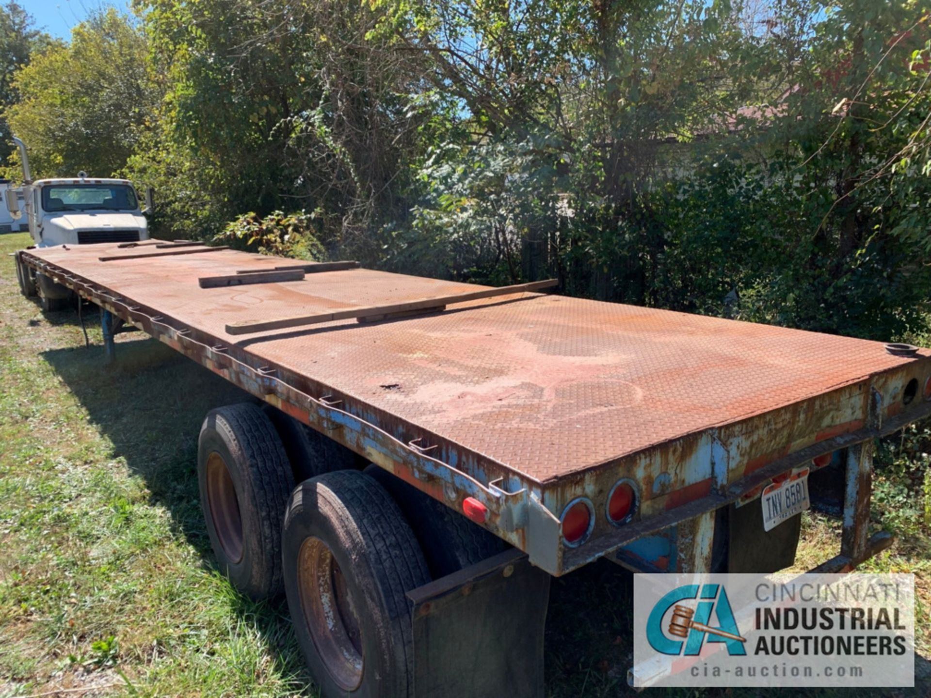 40' STEEL FLAT BED TANDEM AXLE TRAILER; VIN # N/A, 90" WIDE STEEL DECK, NO TITLE ***LOCATED IN - Image 6 of 7