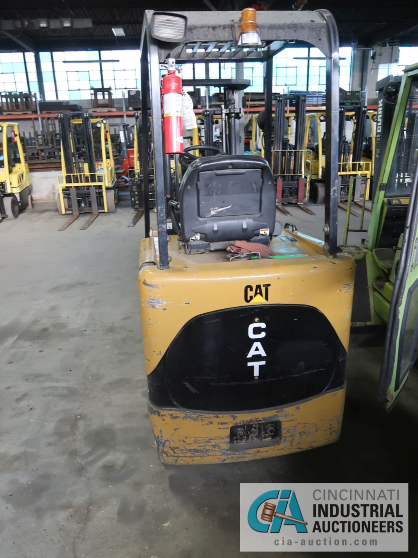 4,000 LB CATEPILLAR MODEL EC20K SOLID TIRE ELECTRIC LIFT TRUCK, S/N A3EC241069, 36 VOLT, 2-STAGE - Image 5 of 7