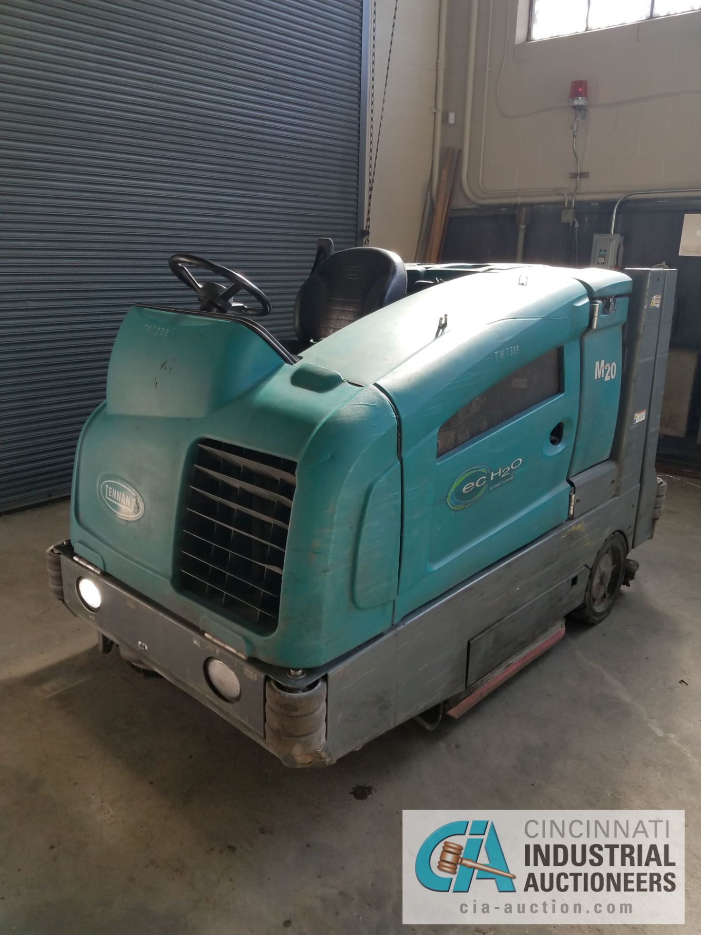 2015 TENNANT MODEL M20 SWEEPER / SCRUBBER LP GAS, 58" CLEANING PATHE, 3,007 HOURS - Image 4 of 7