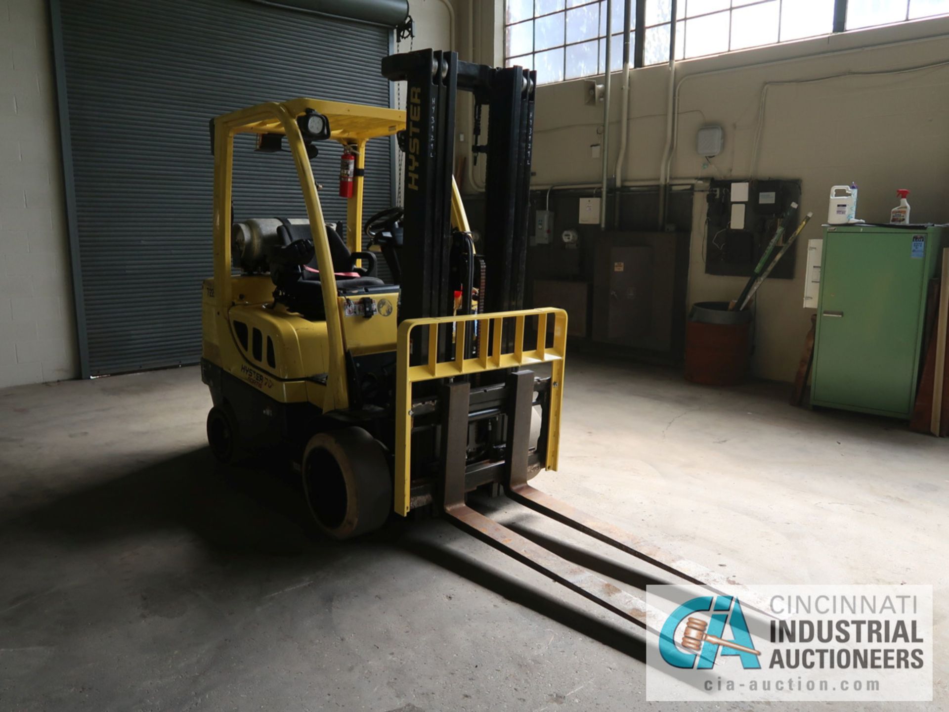 7,000 LB HYSTER MODEL S70FT LP GAS SOLID TIRE LIFT TRUCK WITH 3-STAGE MAST, 188" LIFT HEIGHT, 84" - Image 3 of 11