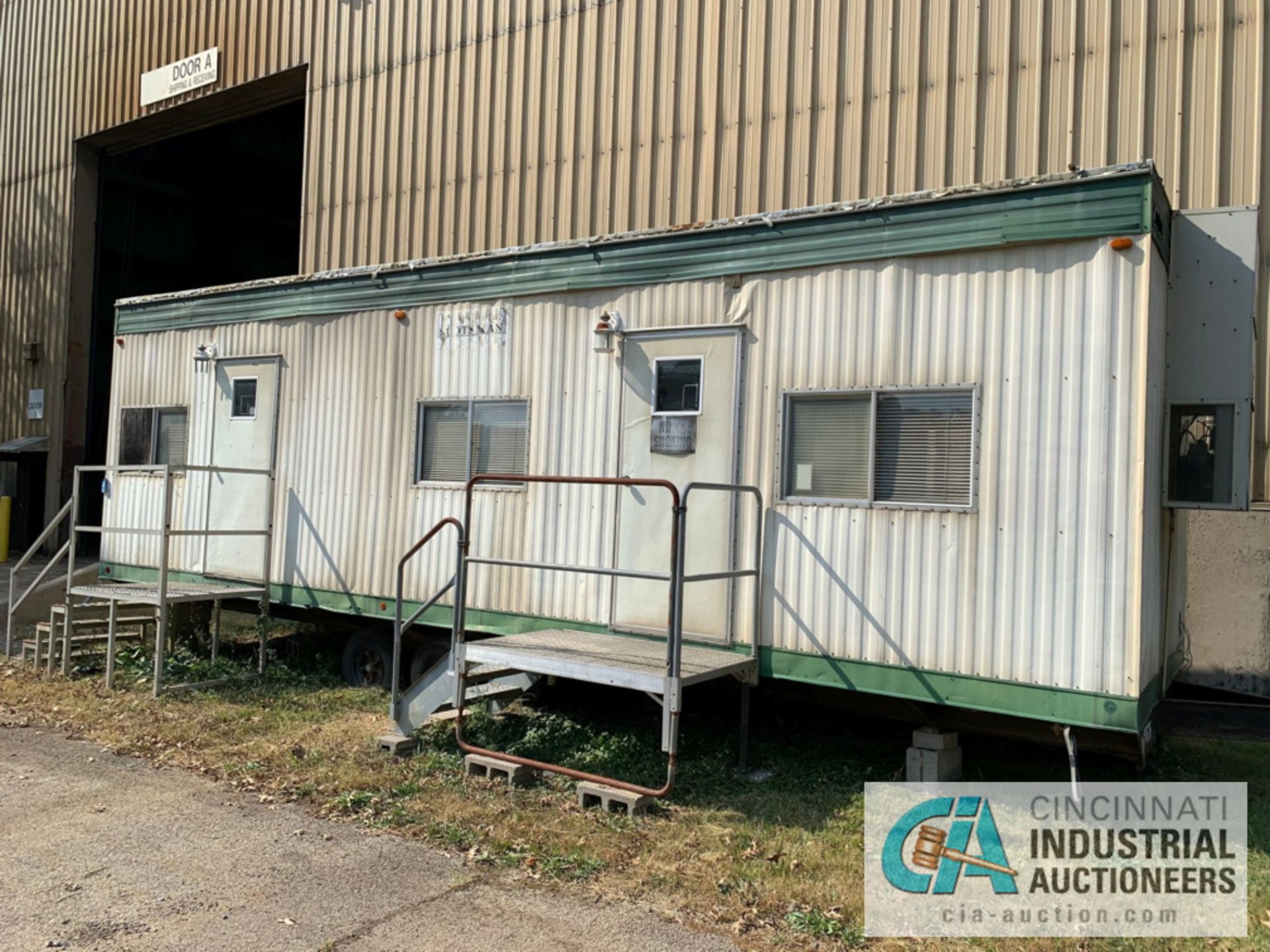 10' WIDE X 32' SCOTTSMAN OFFICE TRAILER WITH A/C - HEAT - LIGHT, (2) SETS ALUMINUM STEPS, TANDEM - Image 2 of 6