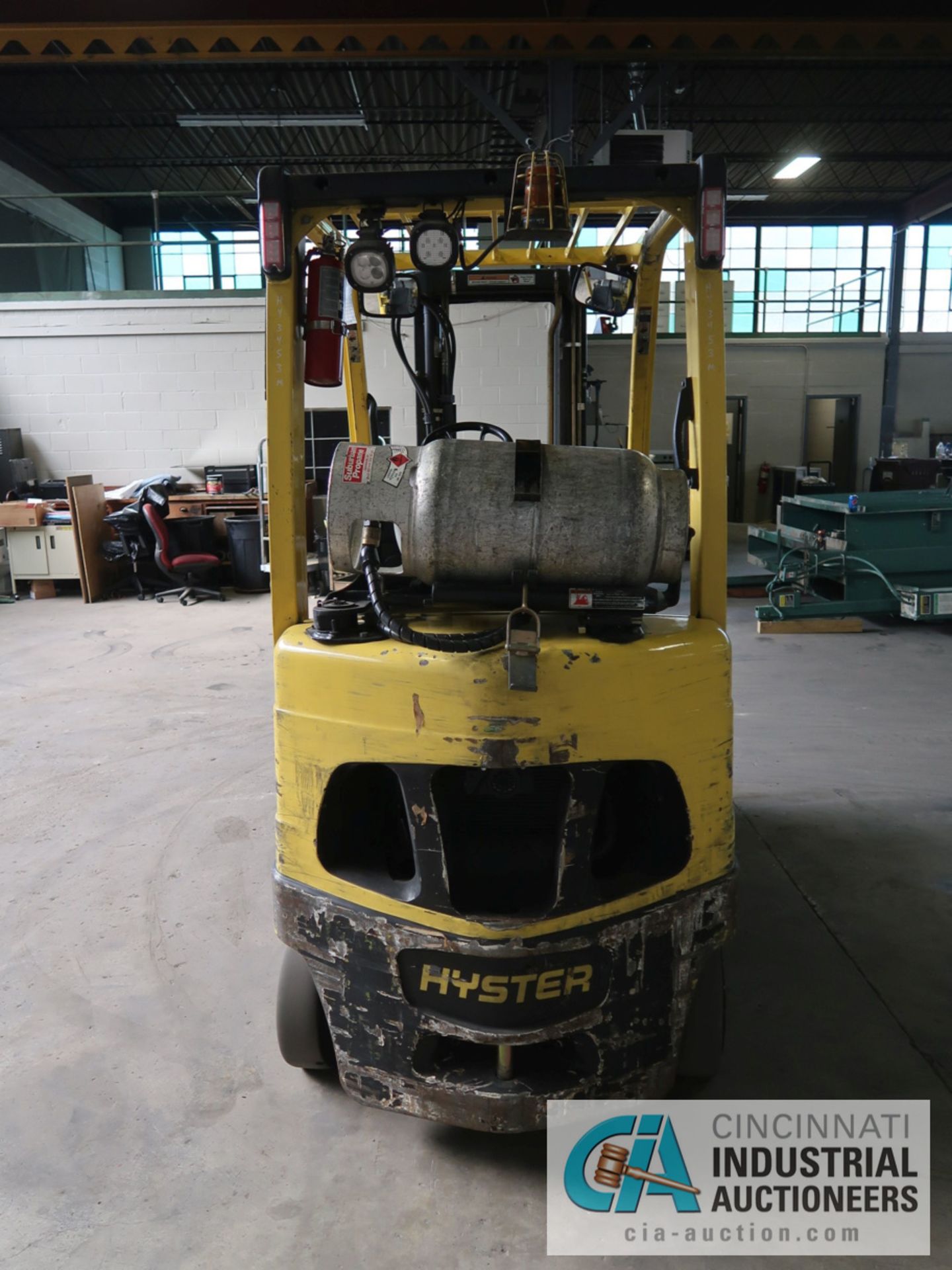 5,000 LB HYSTER MODEL S50FT LP GAS SOLID TIRE LIFT TRUCK WITH 2-STAGE MAST, 130" LIFT HEIGHT, 80" - Image 6 of 11