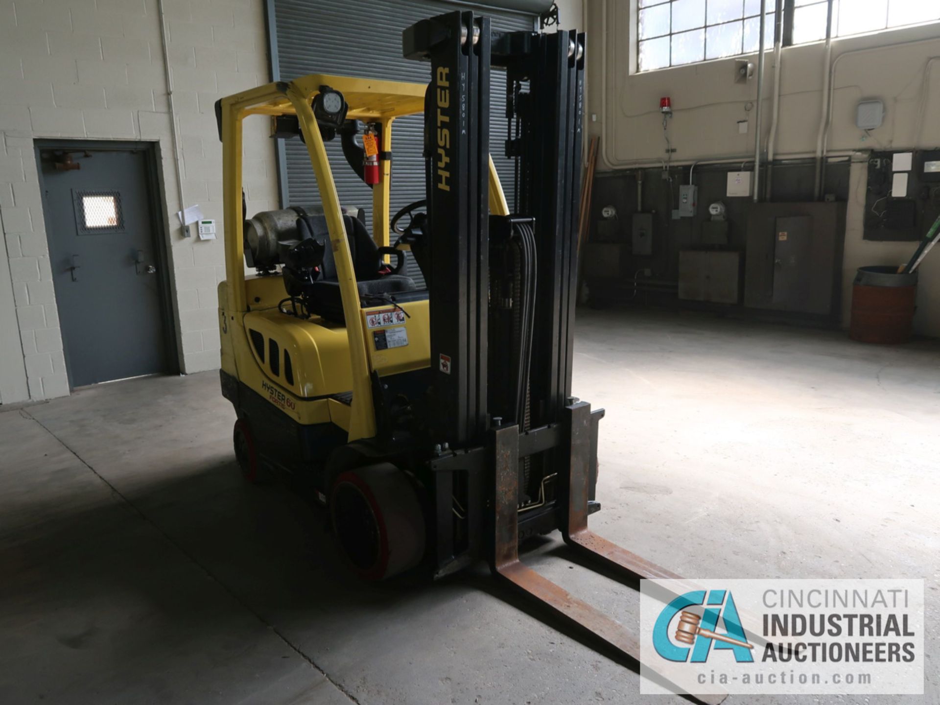 6,000 LB HYSTER MODEL S60FT LP GAS SOLID TIRE LIFT TRUCK WITH 3-STAGE MAST, 187" LIFT HEIGHT, 84" - Image 3 of 11