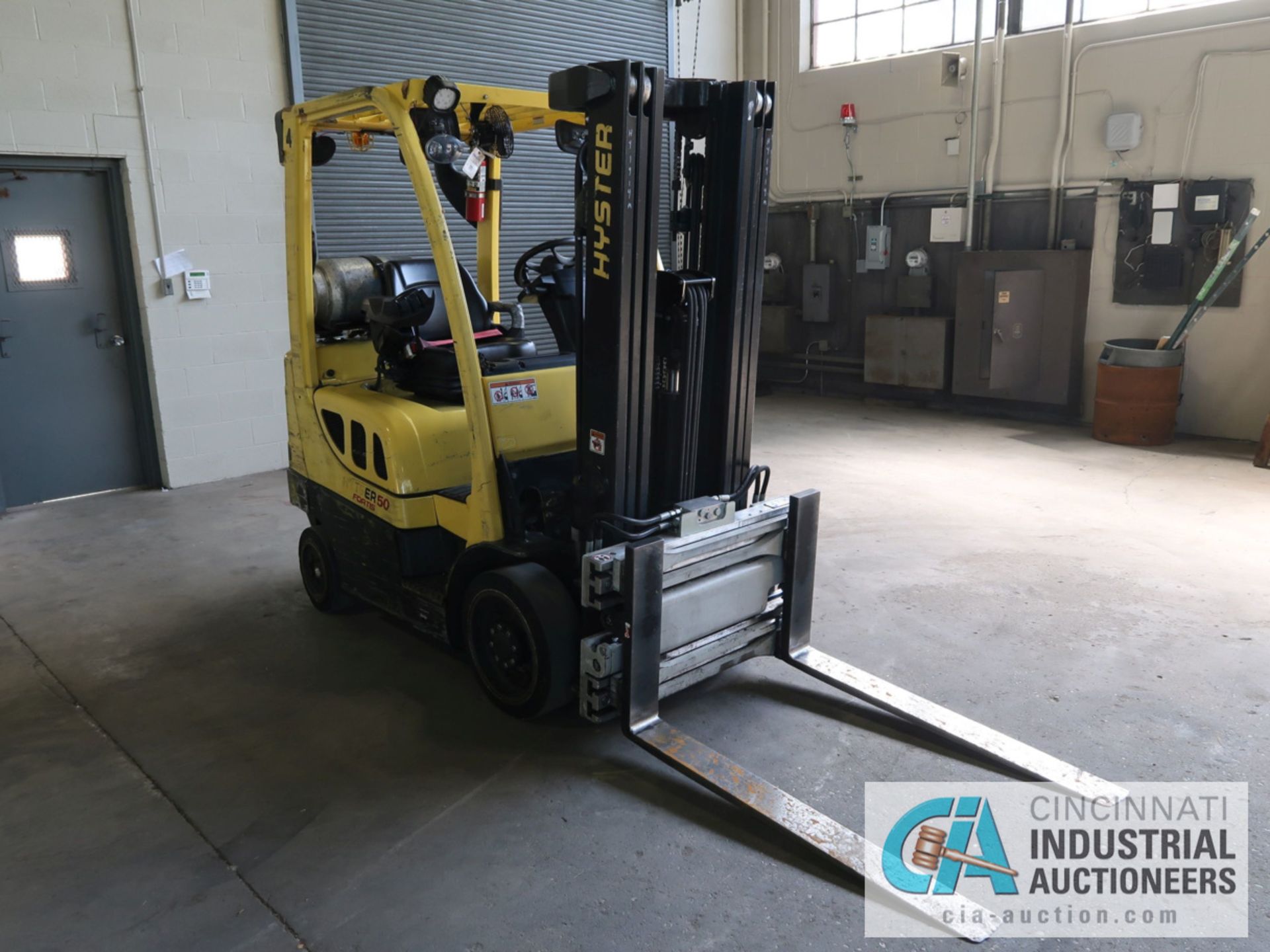 4,000 LB HYSTER MODEL S50FT LP GAS SOLID TIRE LIFT TRUCK WITH CASCADE 45 S-FPS-160 FORK - Image 3 of 11